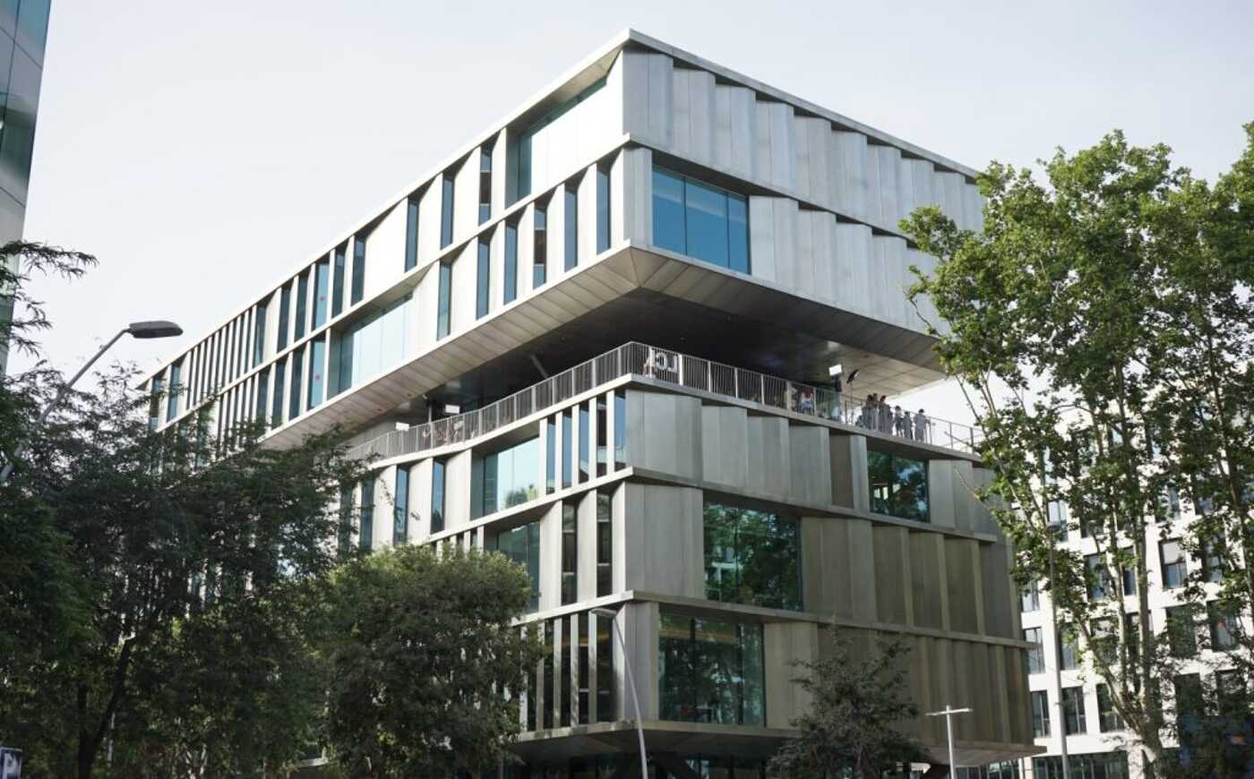 Edificio de oficinas moderno con diseño geométrico