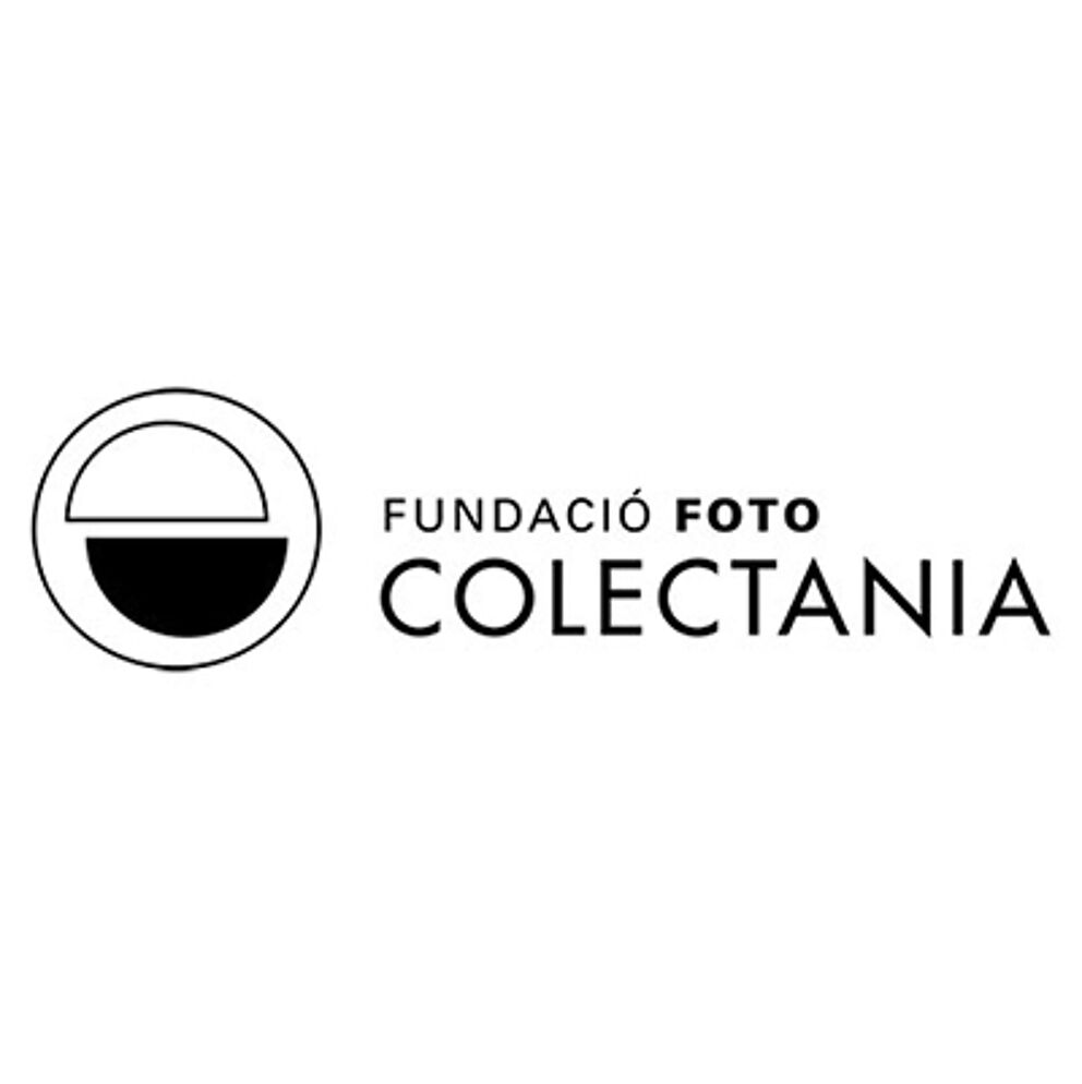 A minimalistic black and white logo of Fundació Foto Colectania, featuring a stylized camera aperture.