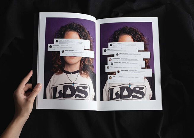 Una persona sostiene una revista abierta en una página con la imagen de un joven, superpuesta con comentarios impresos de redes sociales.