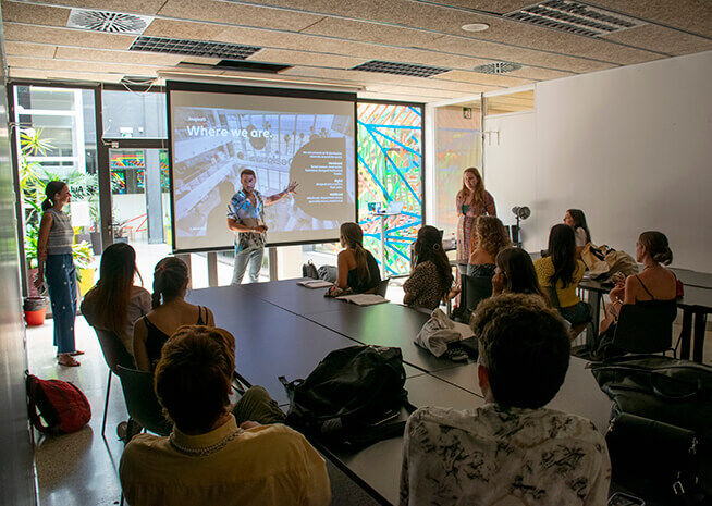 Presentación de negocios en un aula moderna