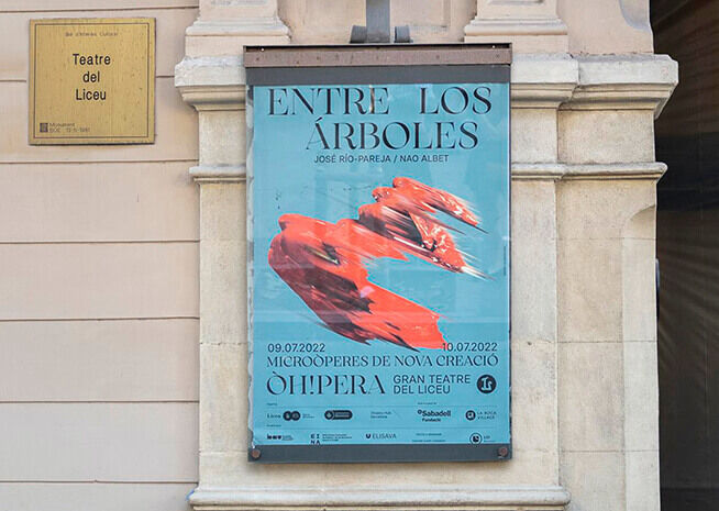 Cartel de la obra "Entre los Árboles"