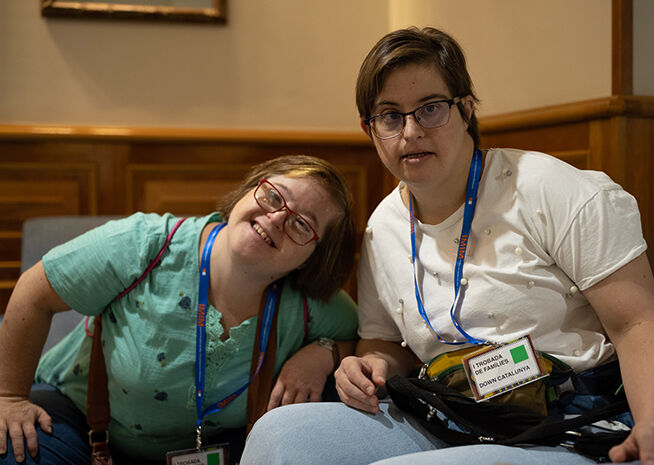 Dos mujeres en una conferencia Dos mujeres en una conferencia