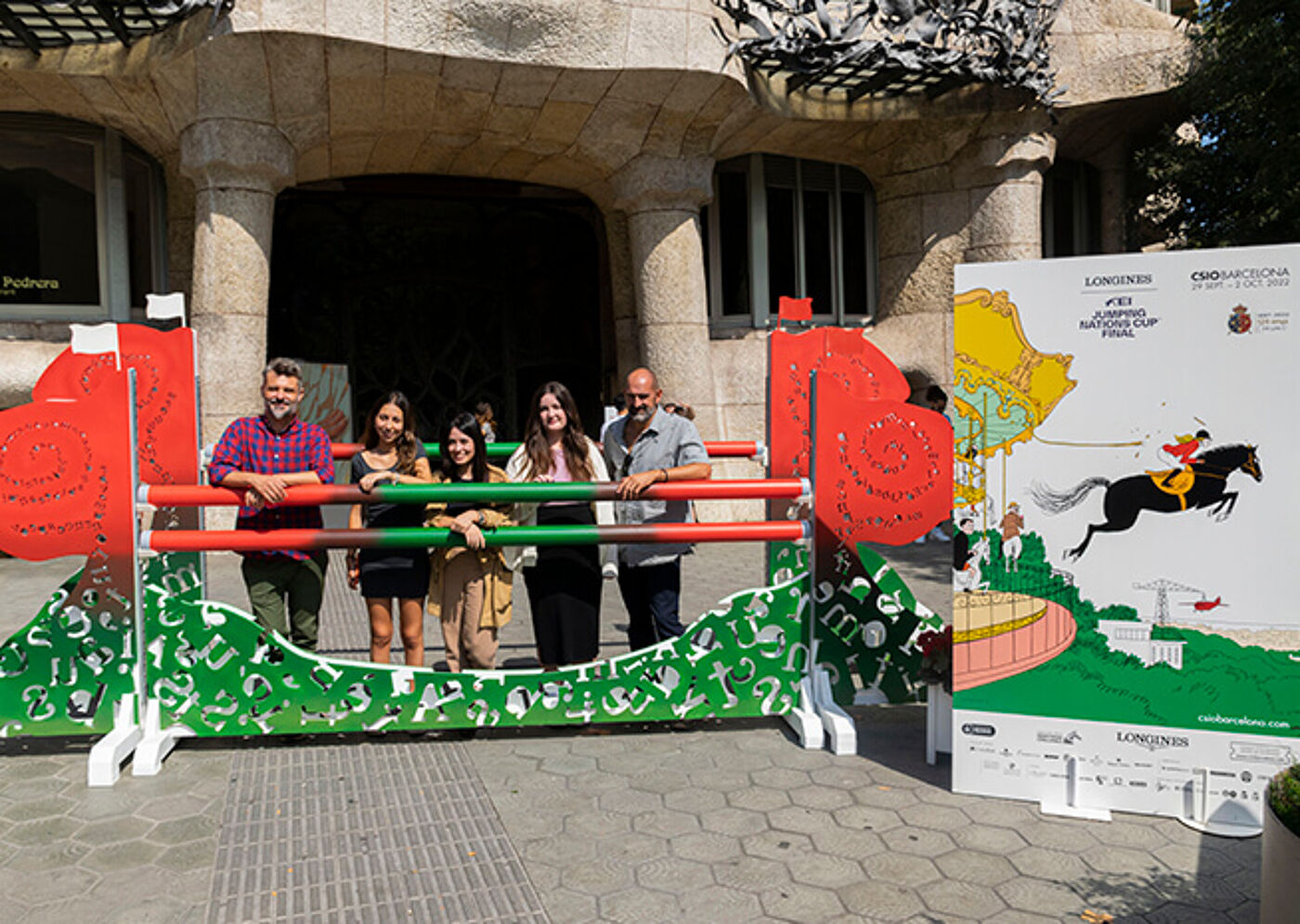 Grupo en un evento cultural junto a arquitectura de Gaudí