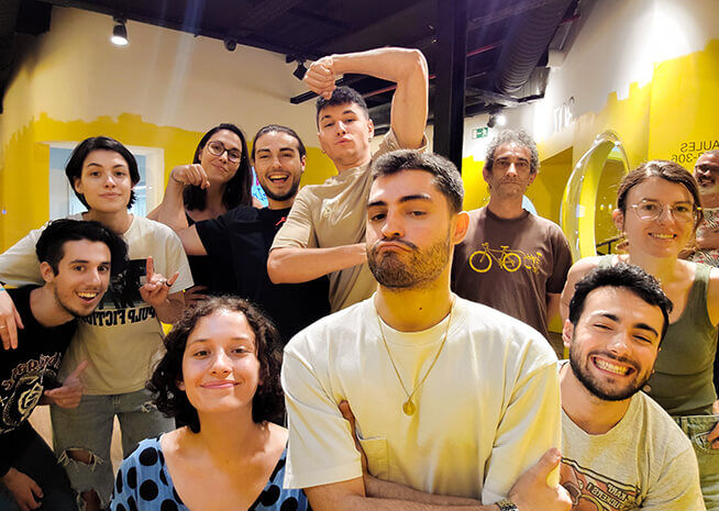 Un grupo variado y juguetón de individuos posando para una foto divertida en el interior.