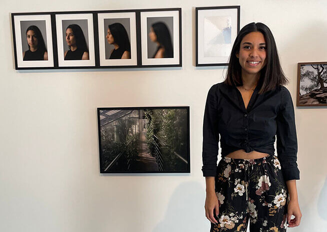 Visitante de Galería junto a Serie de Retratos