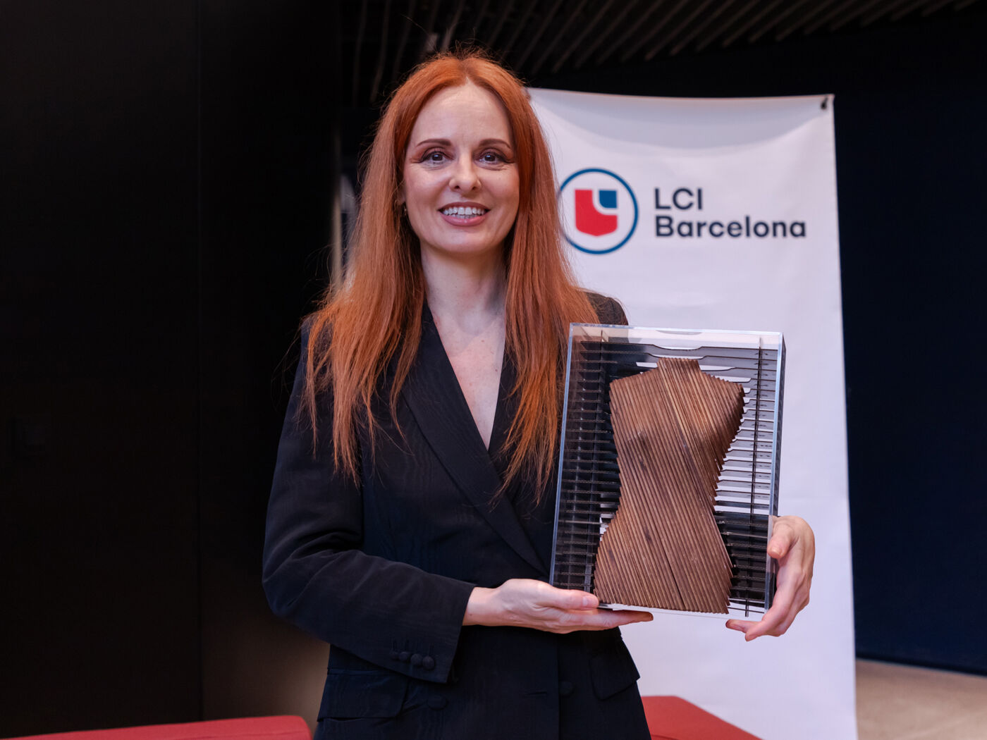 Ana Locking poses with the Felicidad Duce Award 2025 during the award ceremony held at LCI Barcelona’s 7th BCN Fashion Symposium.