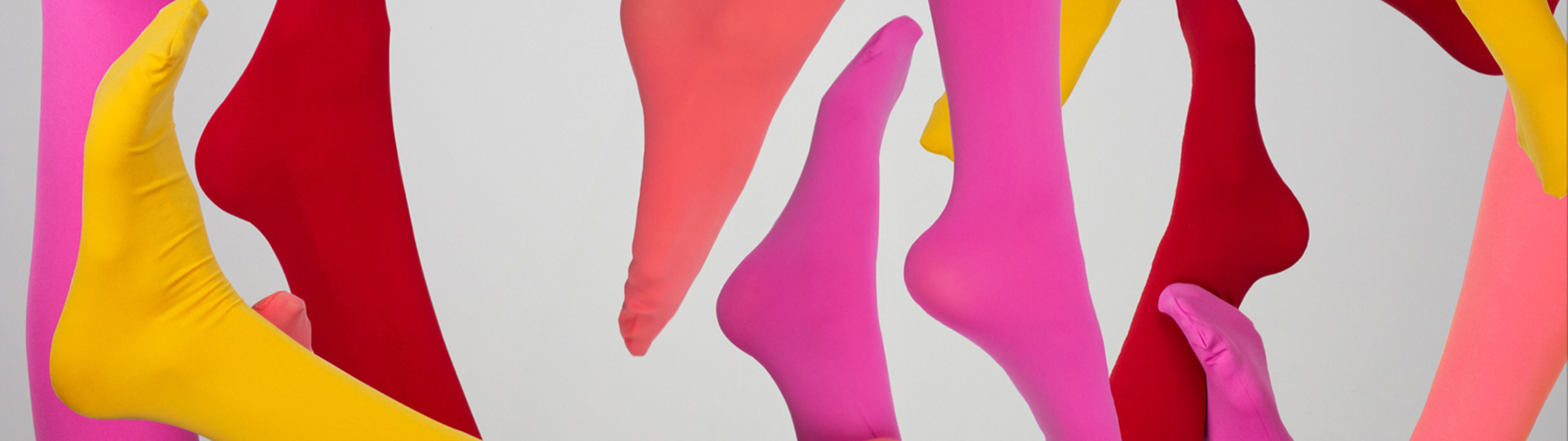 Una gamma de cames que porten mitges de colors vius capturades en una composició abstracta i dinàmica.