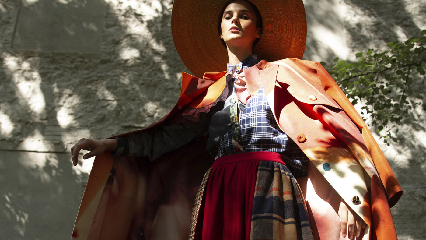 Pose Dramática de Moda a la Luz del Sol