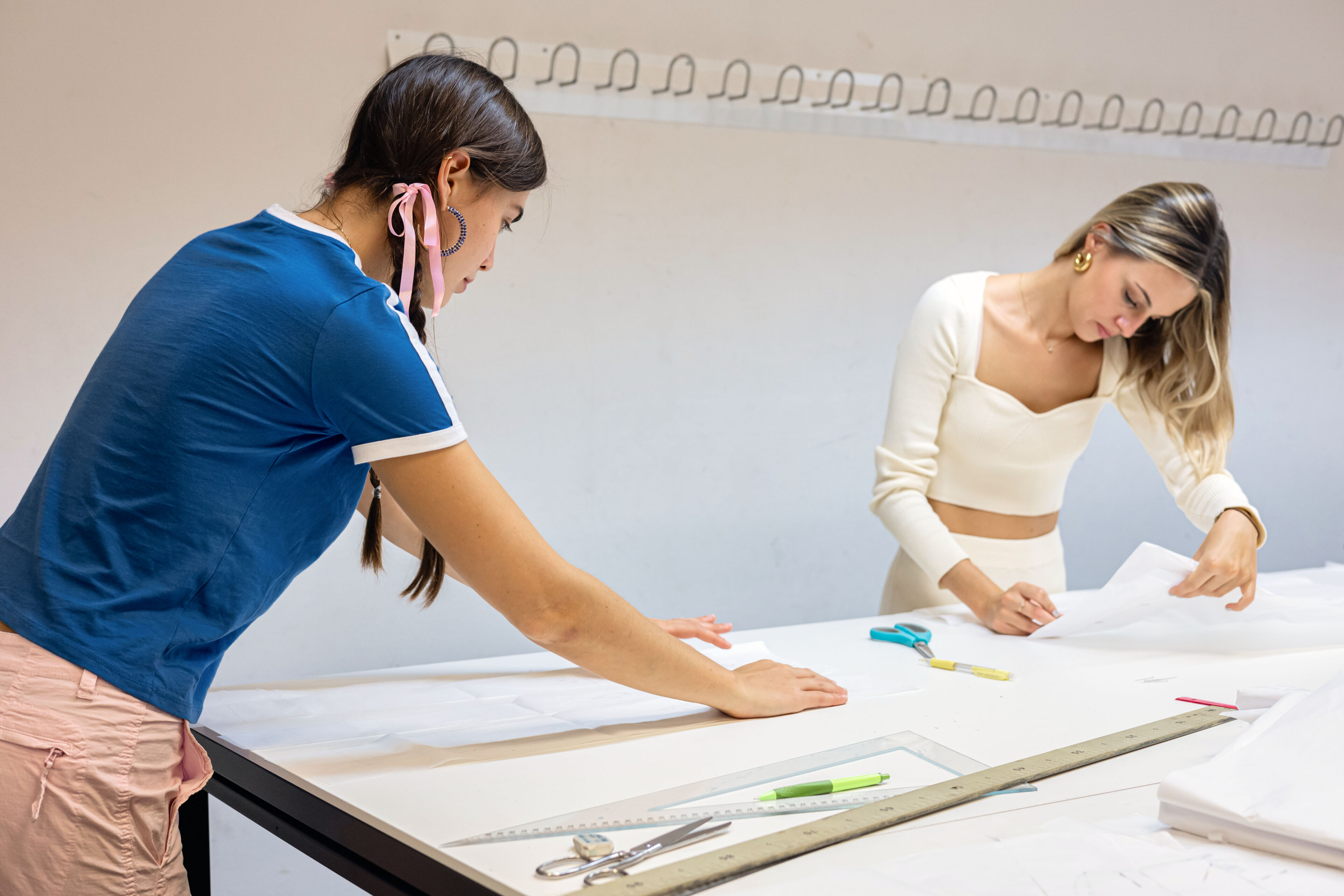 Diseñadores de Moda Dibujando Patrones