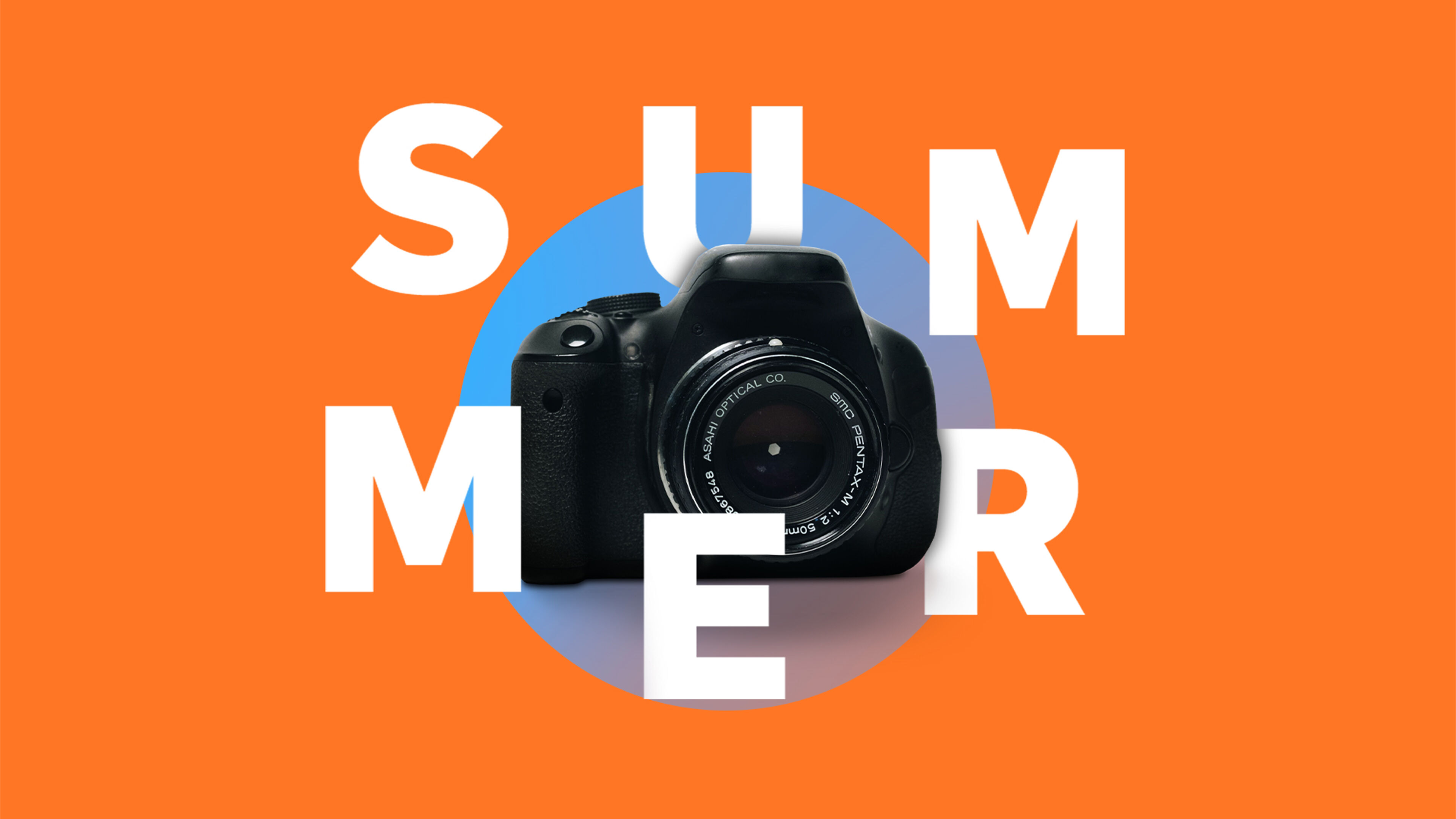 Una cámara elegante contra un fondo naranja con la palabra 'VERANO' superpuesta parcialmente.