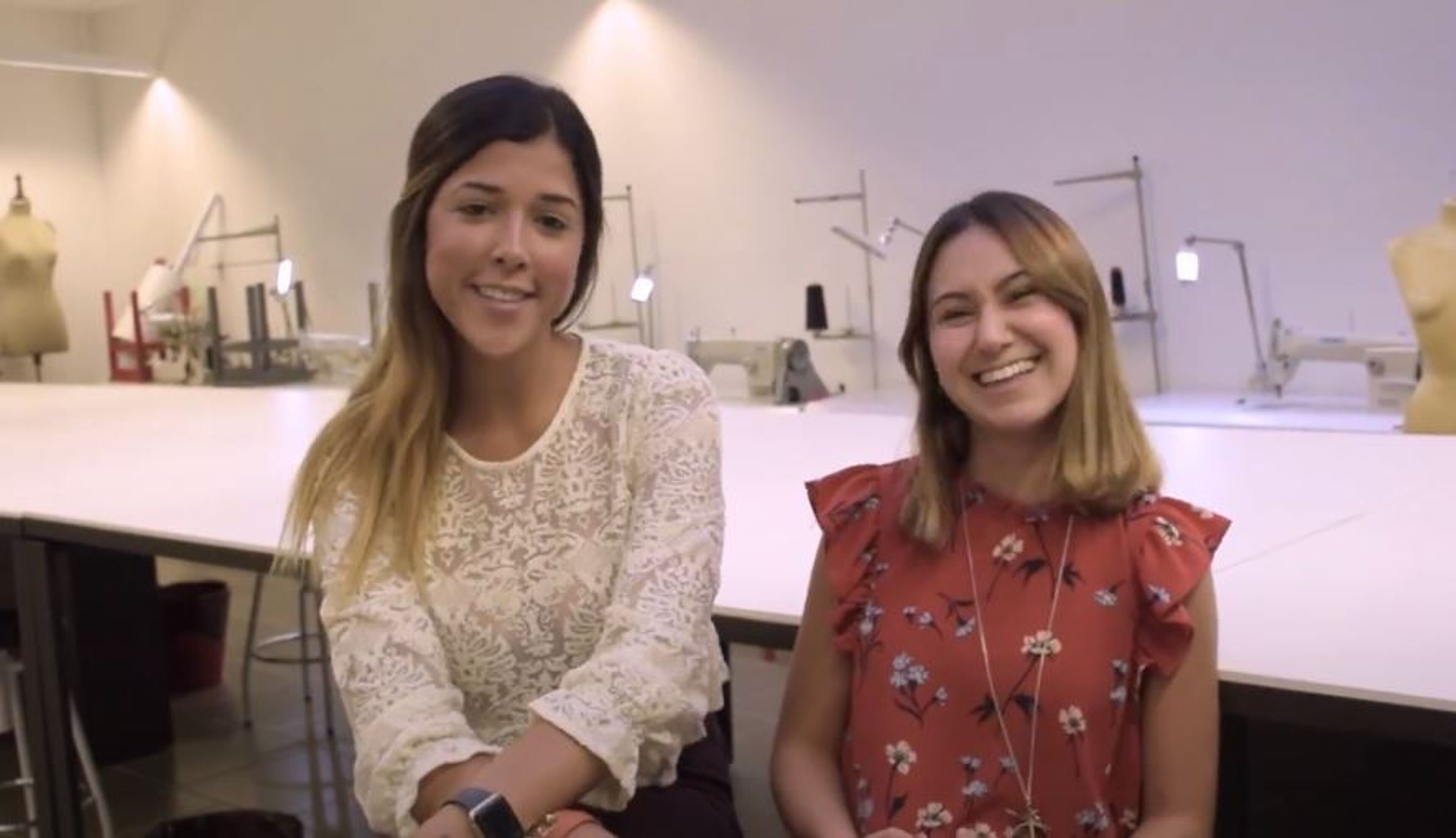 Estudiantes de diseño de moda en estudio