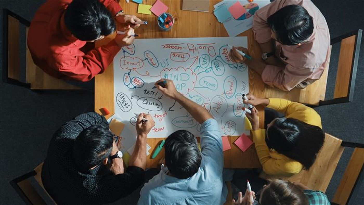 Sesión de lluvia de ideas en equipo alrededor de un mapa mental