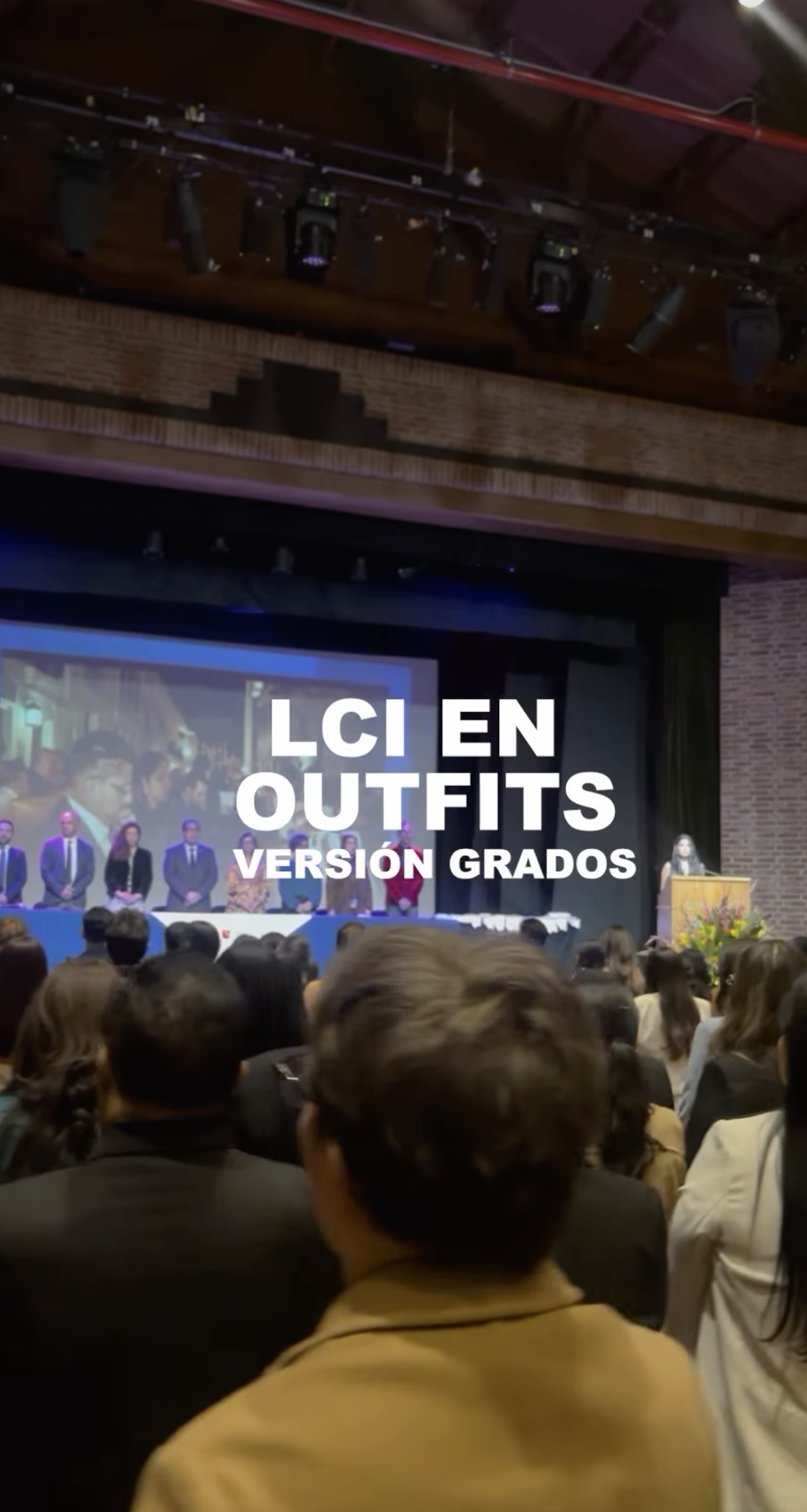 The image shows a graduation ceremony with people in formal attire. The text on the image says 'LCI en Outfits Version Grados'.