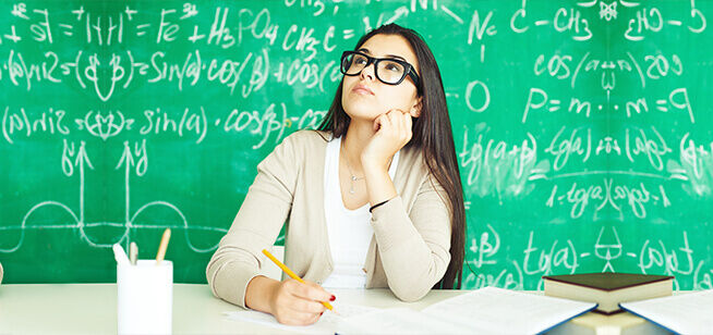 Una joven se sienta en un escritorio, mirando pensativa, rodeada de ecuaciones matemáticas complejas en una pizarra.