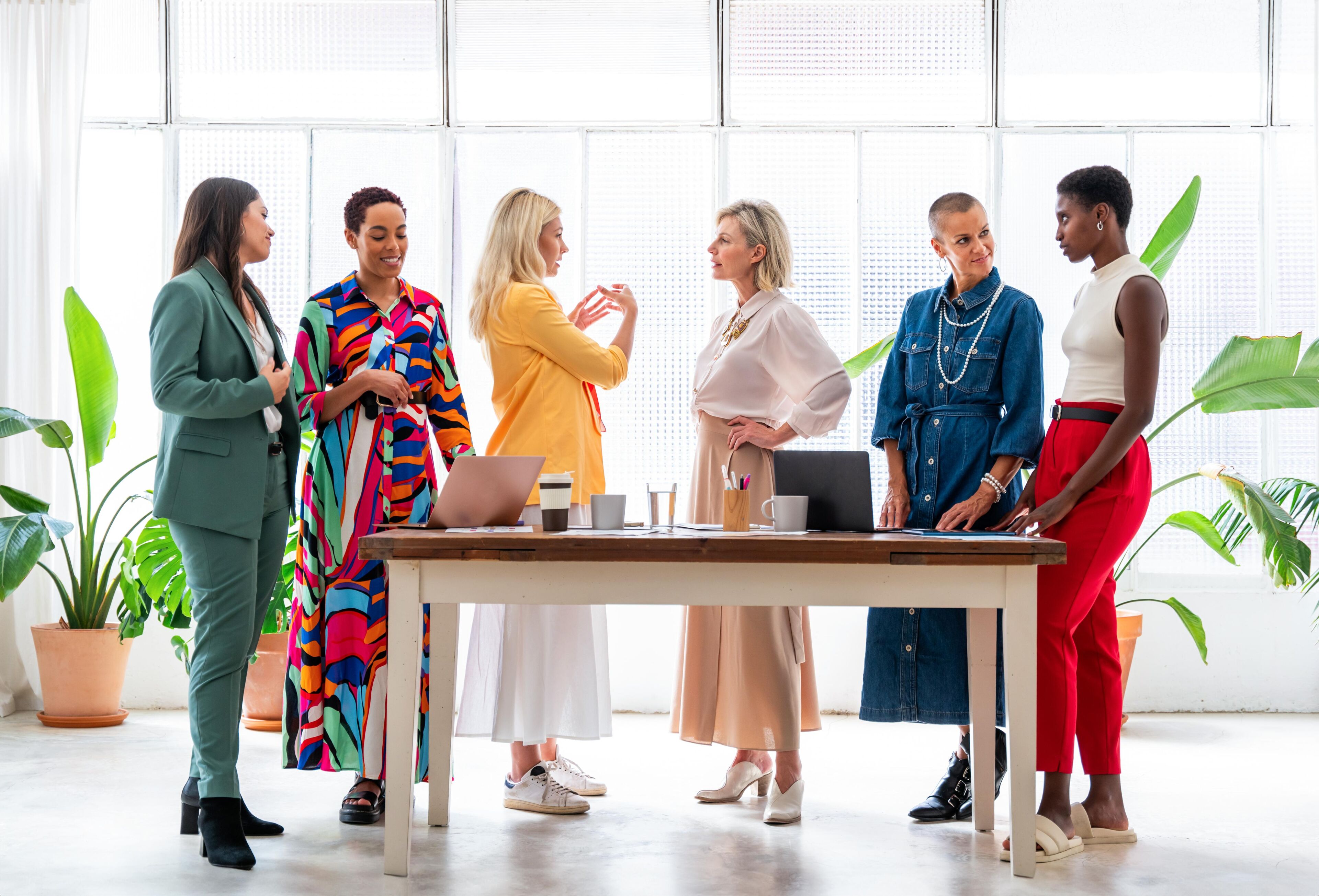 Grupo diverso de mujeres en una reunión de trabajo colaborativa