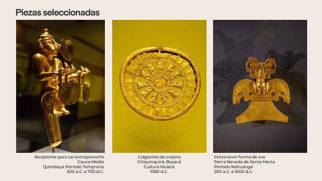 Exhibición de tres artefactos de oro precolombinos, incluyendo figuras antropomórficas y piezas ornamentales, contra un fondo oscuro.
