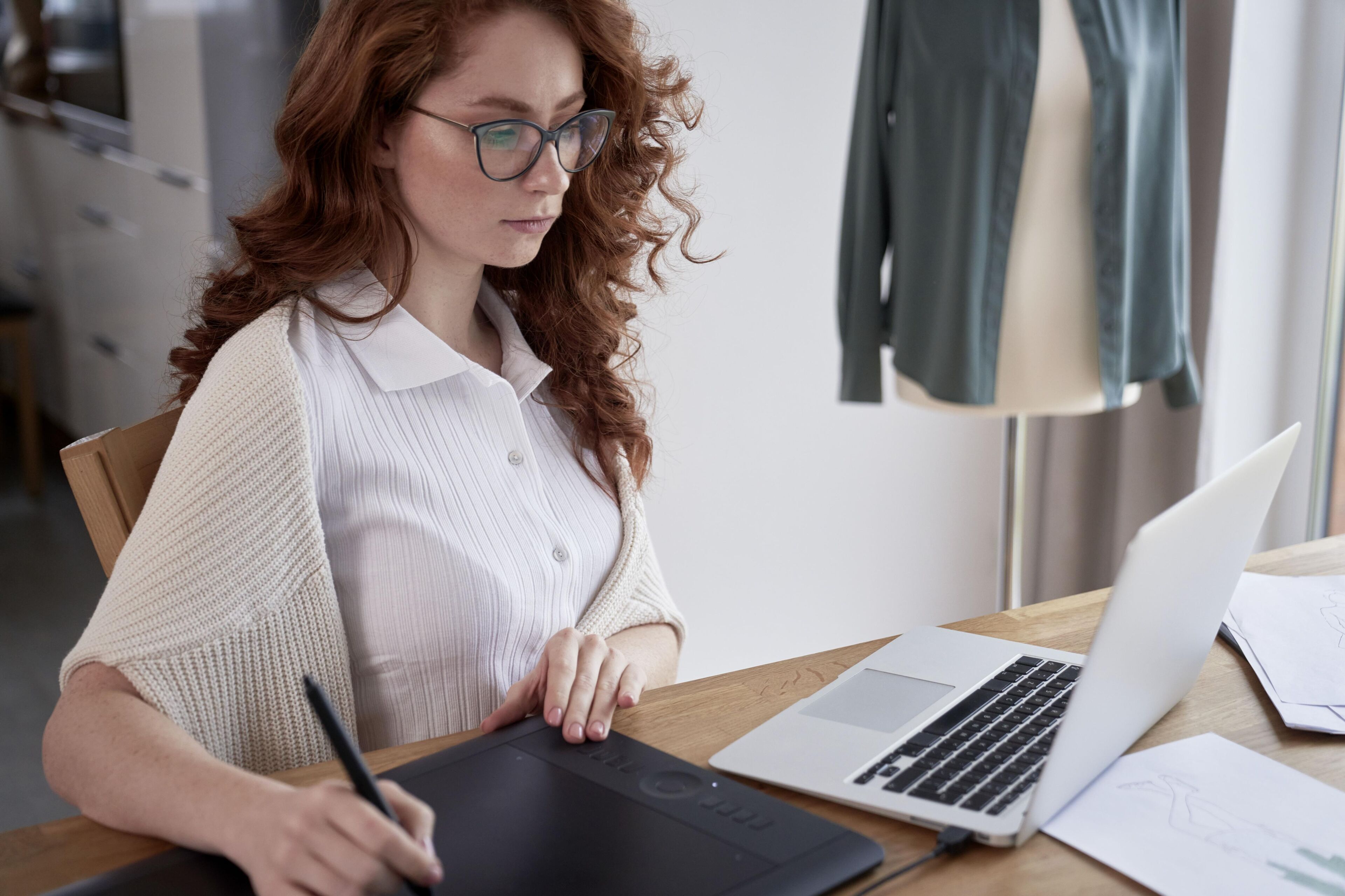  Diseñadora de moda usando tableta gráfica