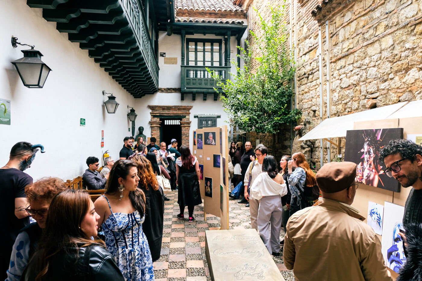 Exposición de arte en patio colonial