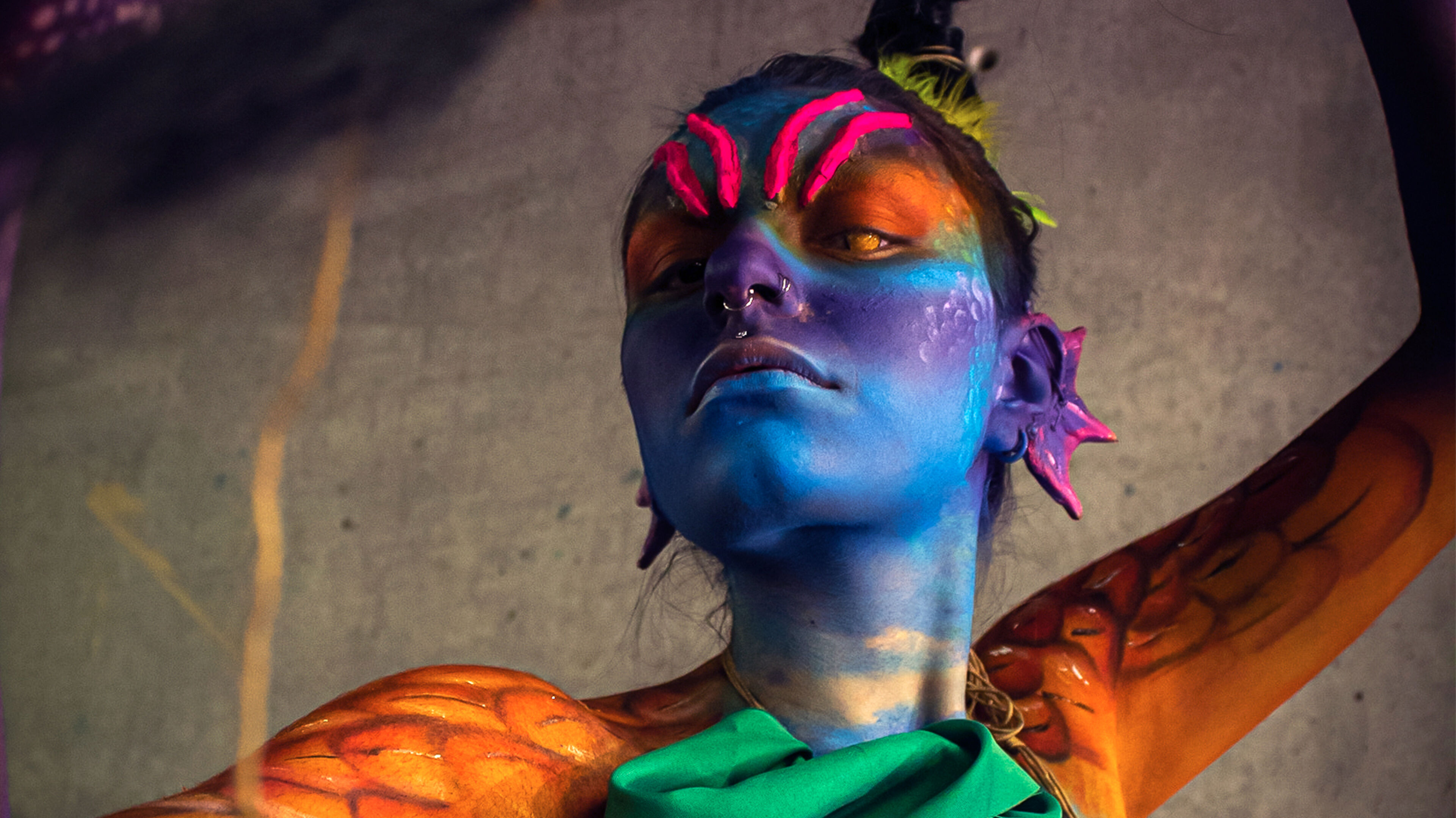 Una persona con pintura corporal espectacular en colores vivos, fusionando el arte con la forma humana.