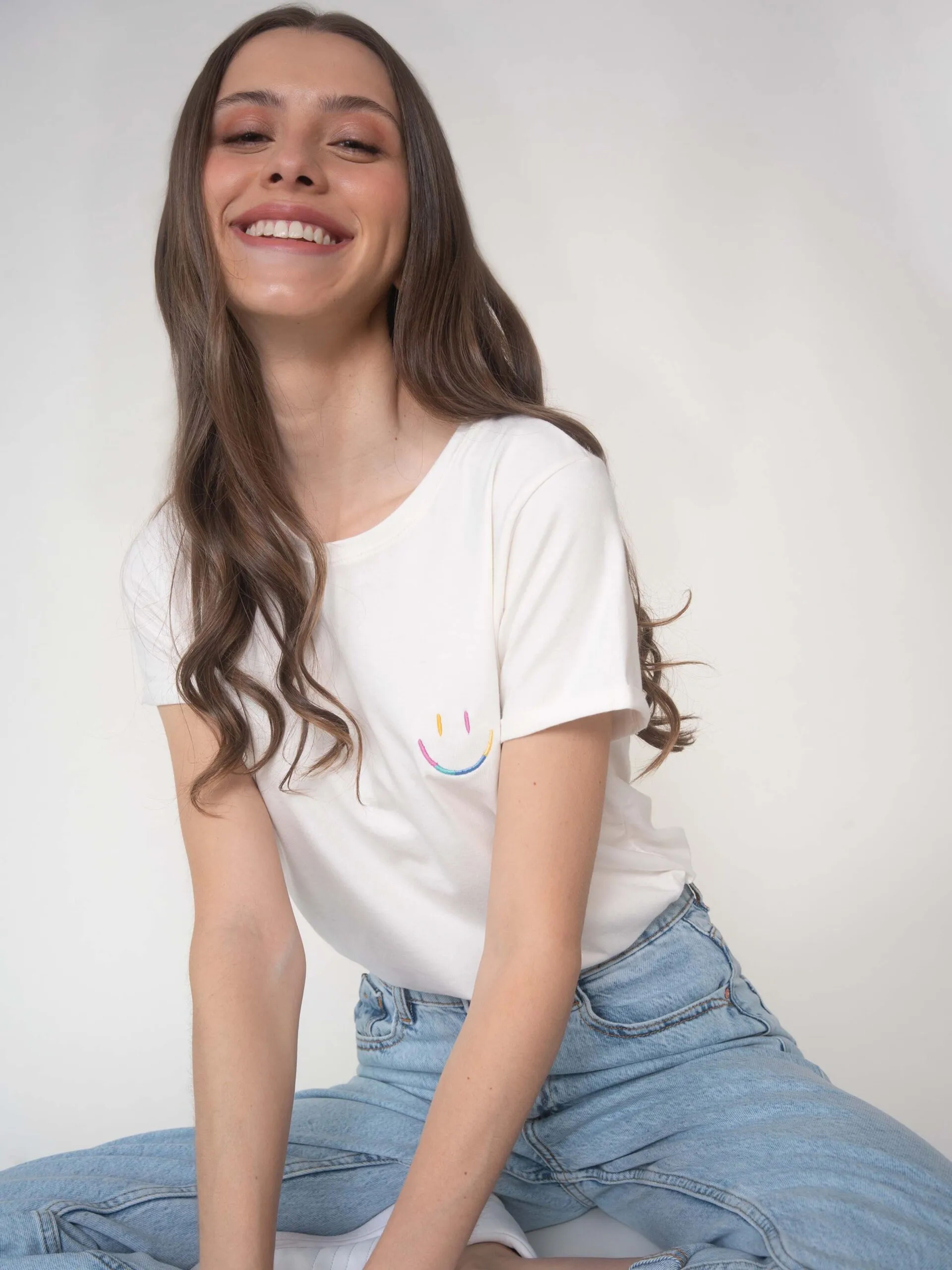 Mujer sonriente con ropa casual