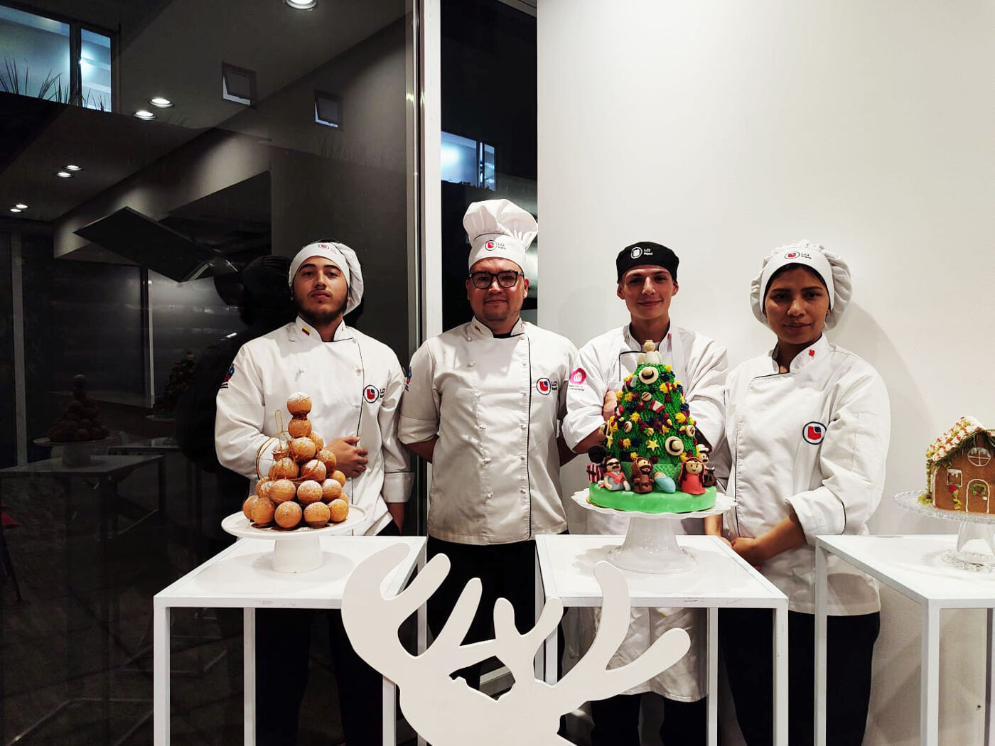 Pasteleros presentando dulces navideños