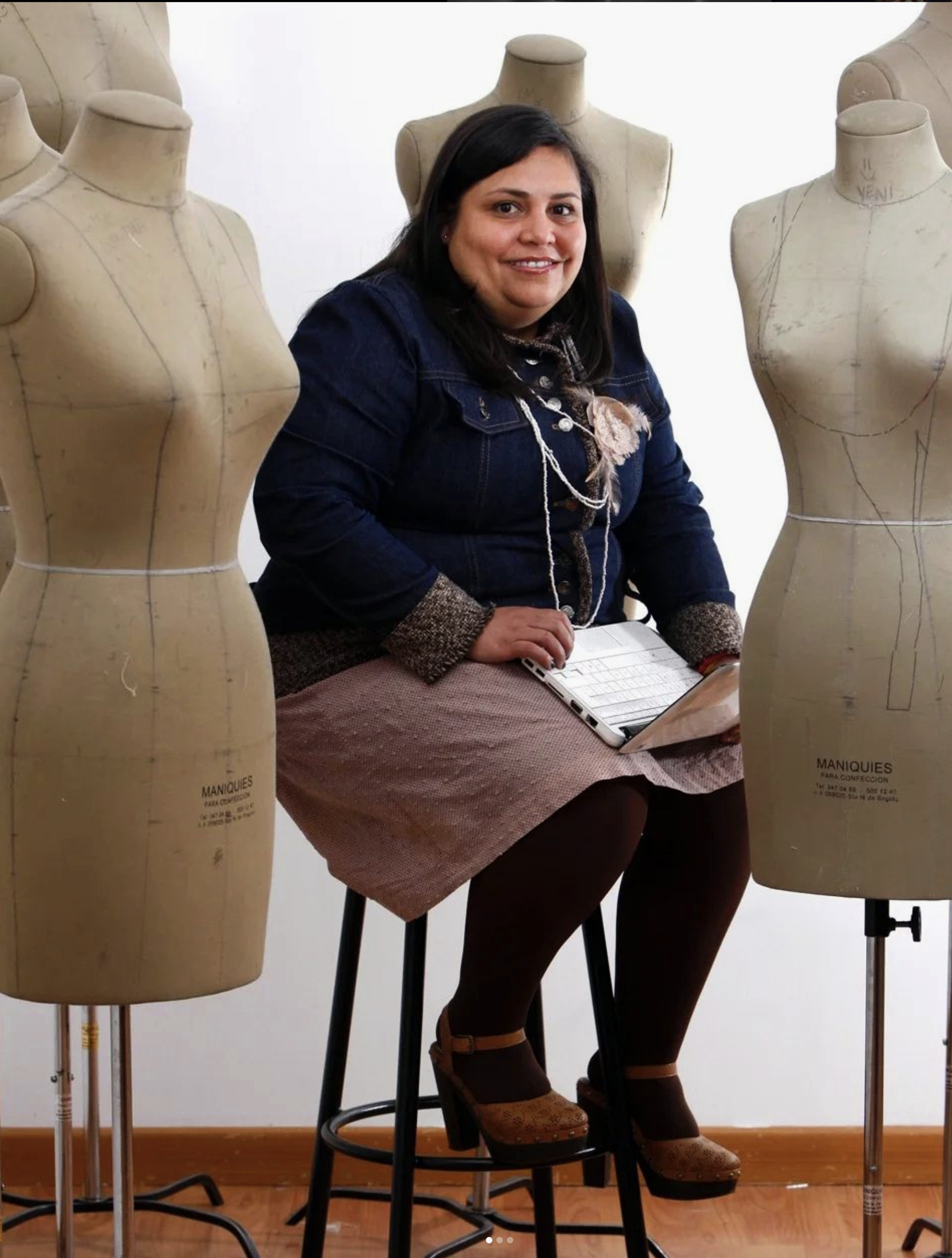 Diseñadora de moda con maniquíes