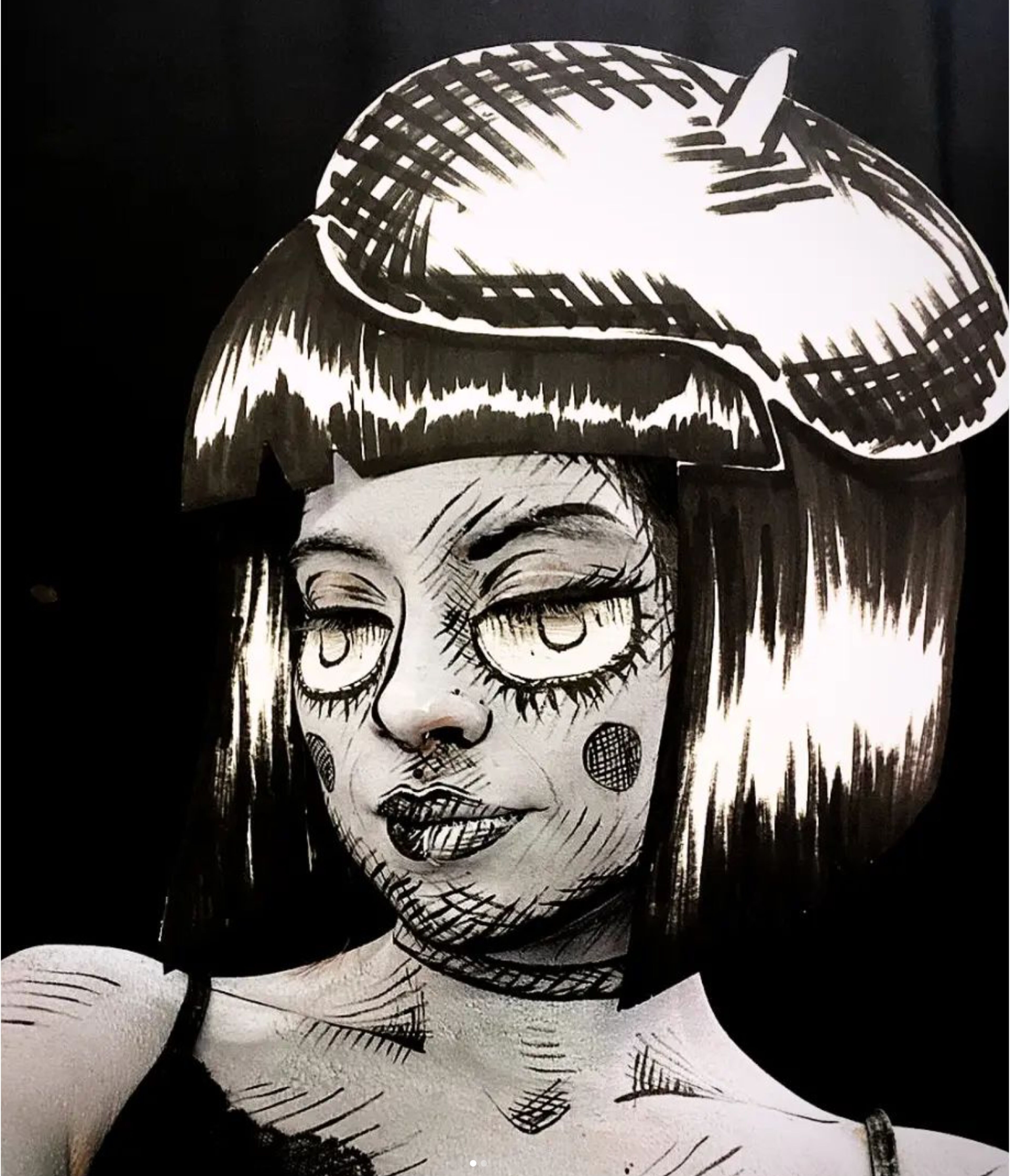 Un retrato estilizado en blanco y negro con influencias de pop art, que presenta a una persona con rasgos exagerados y patrones llamativos.