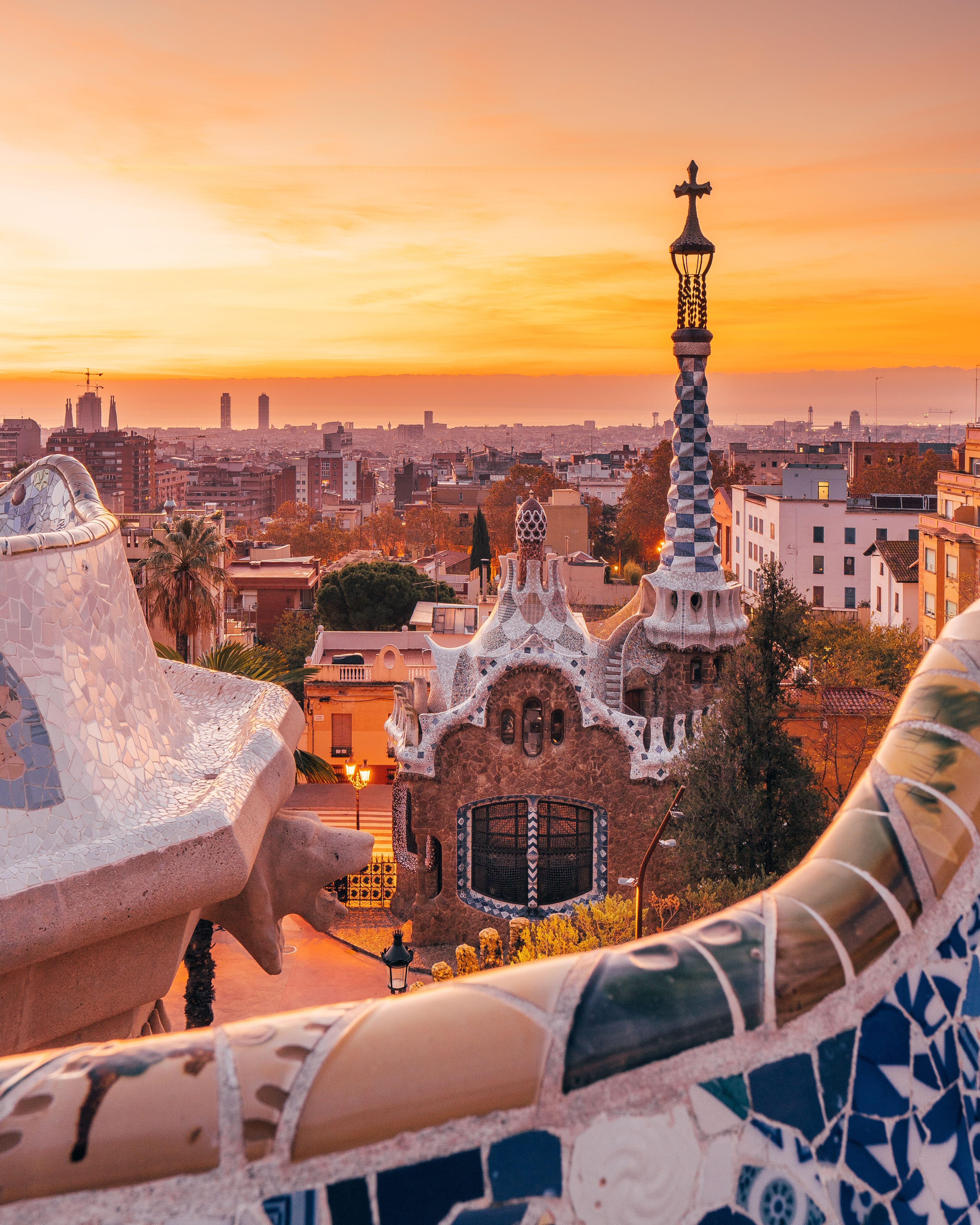 Magnifique lever de soleil à Barcelone vu depuis le parc Guell. Le parc a été construit de 1900 à 1914 et a été officiellement ouvert en tant que parc public en 1926. En 1984, l'UNESCO l'a déclaré site du patrimoine mondial.