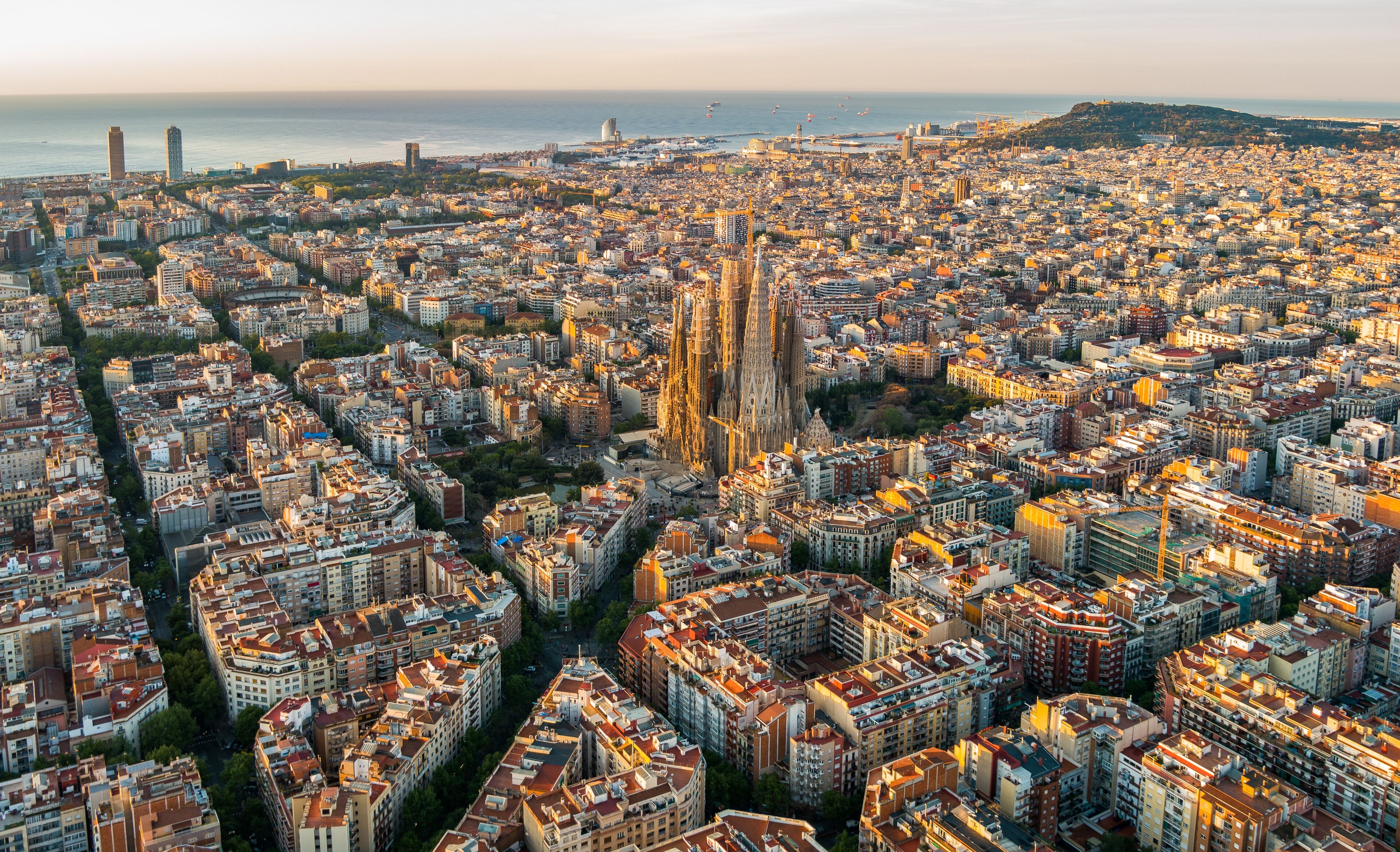 Sagrada Familia et horizon de Barcelone au lever du soleil, vue aérienne. Catalogne, Espagne