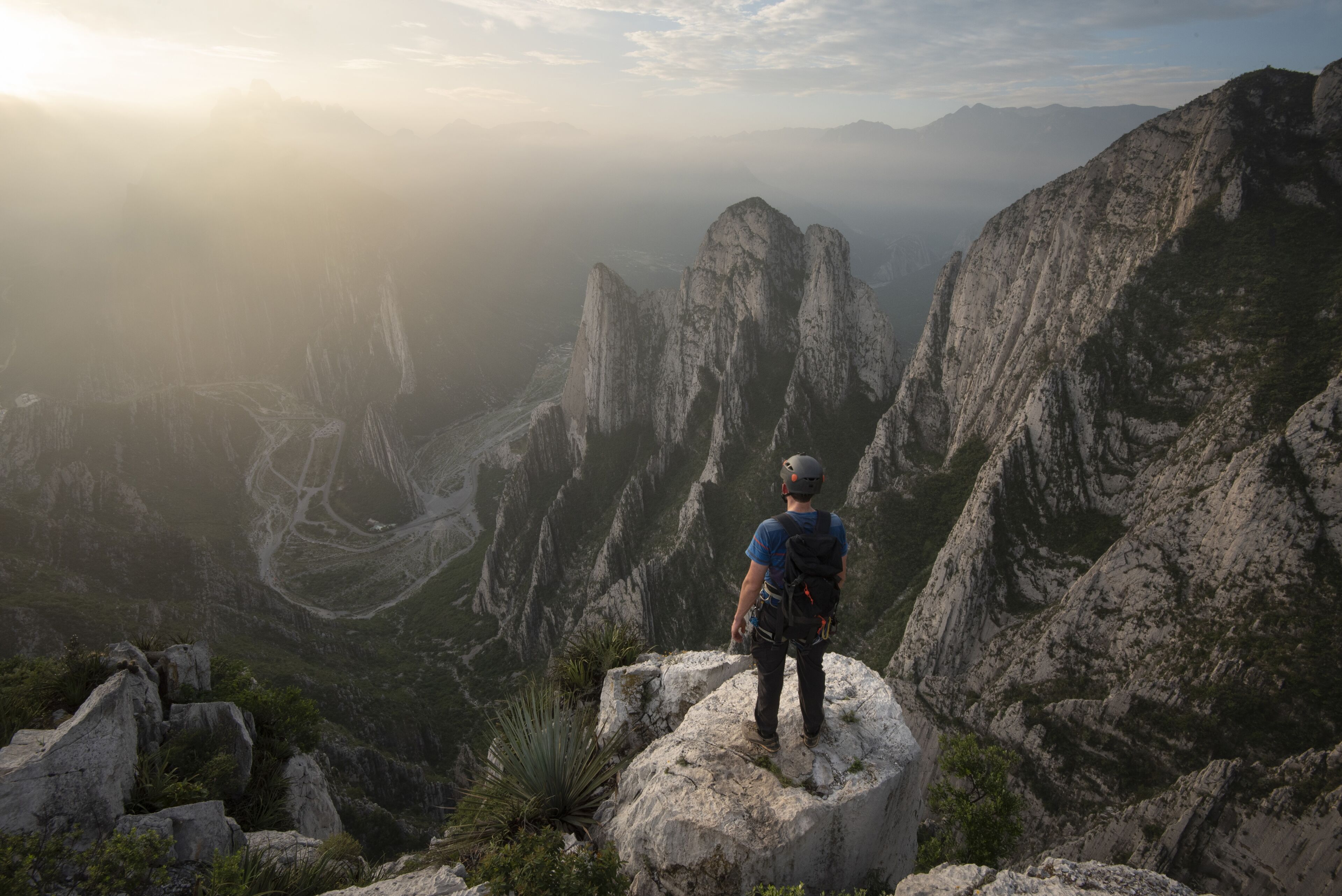 A man standing on a cliff on his way to Nido de Aguiluchos