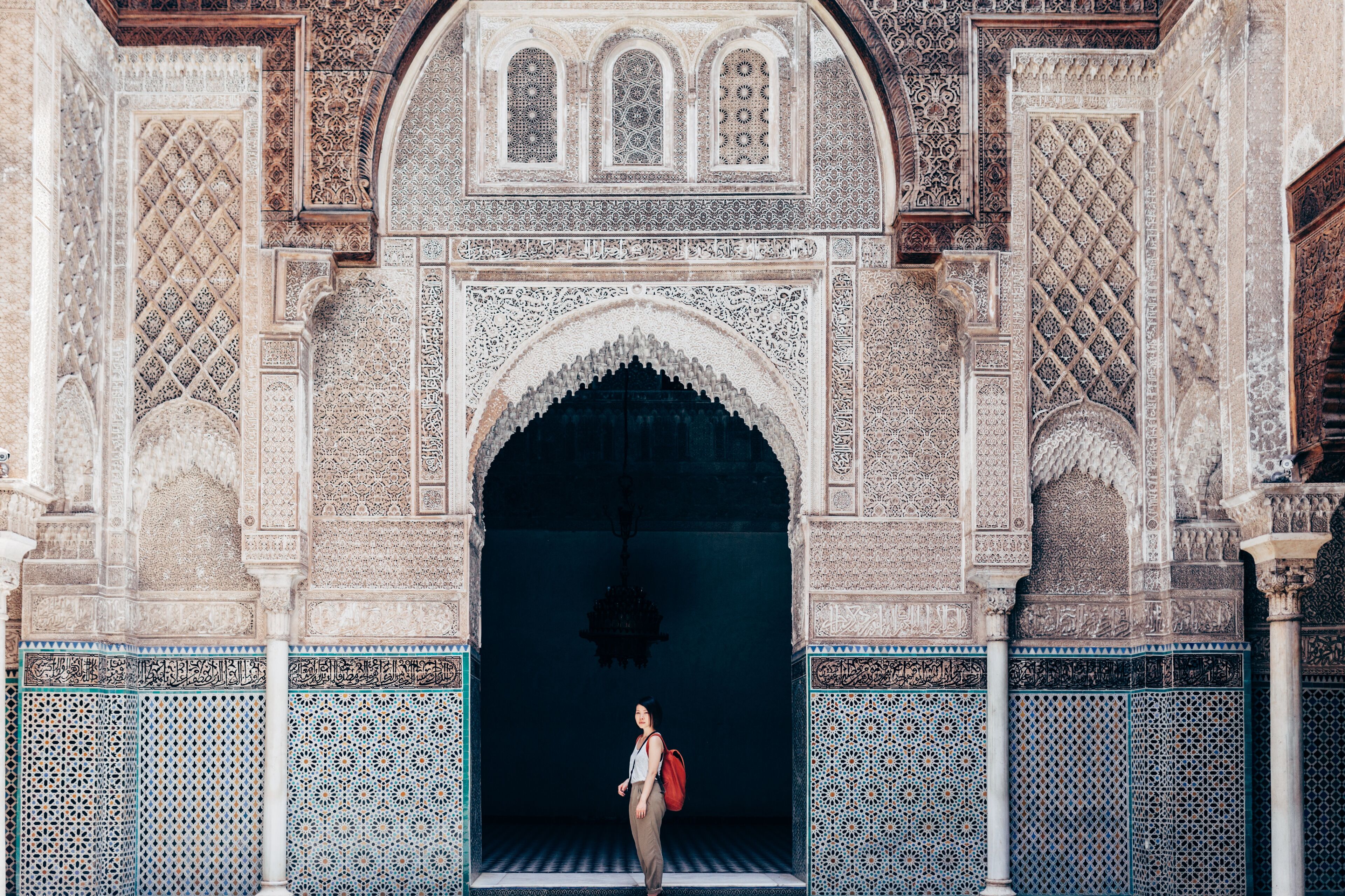 Mujer turista visitando antiguo templo en Marrakech