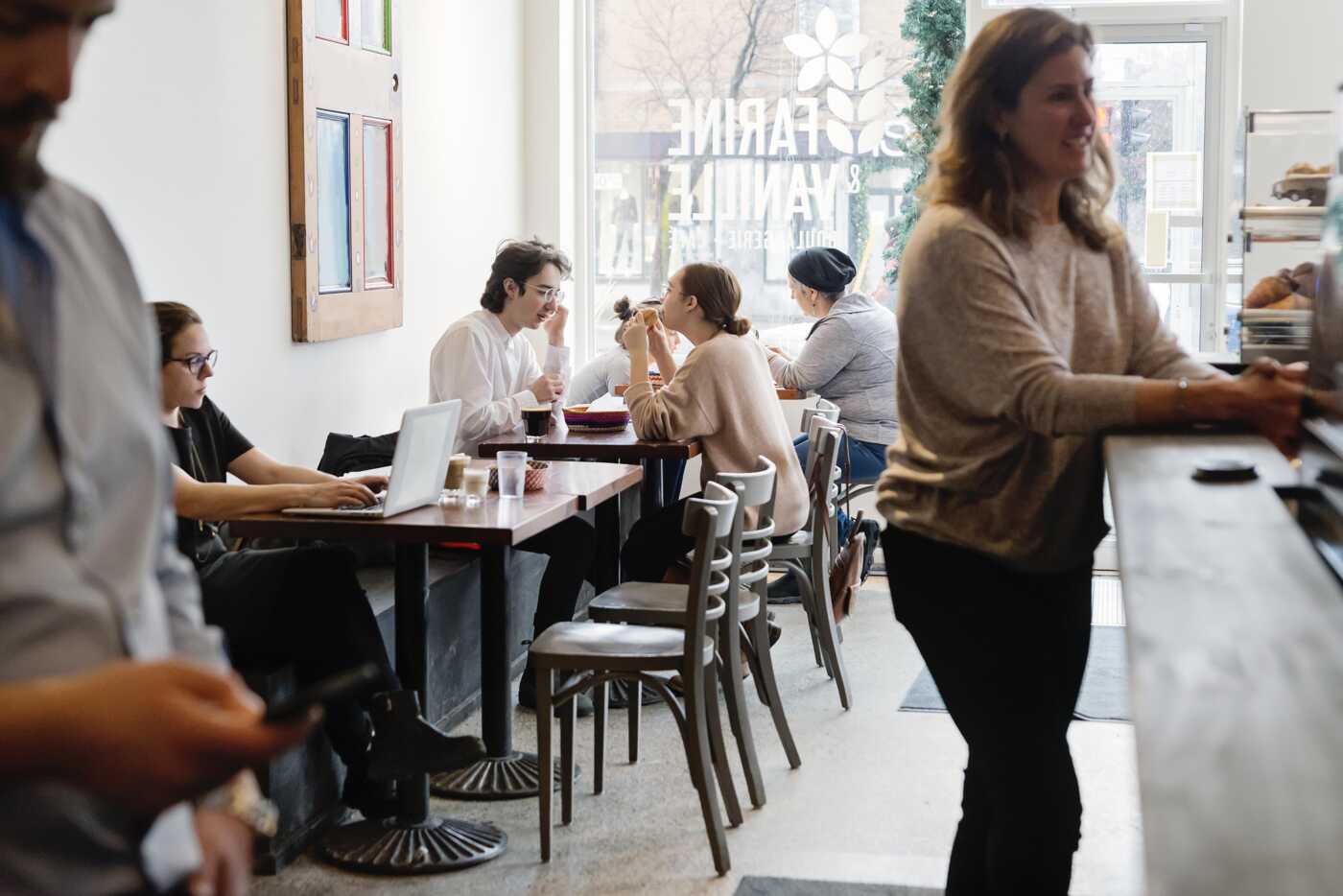 Escena acogedora de café con personas socializando y trabajando