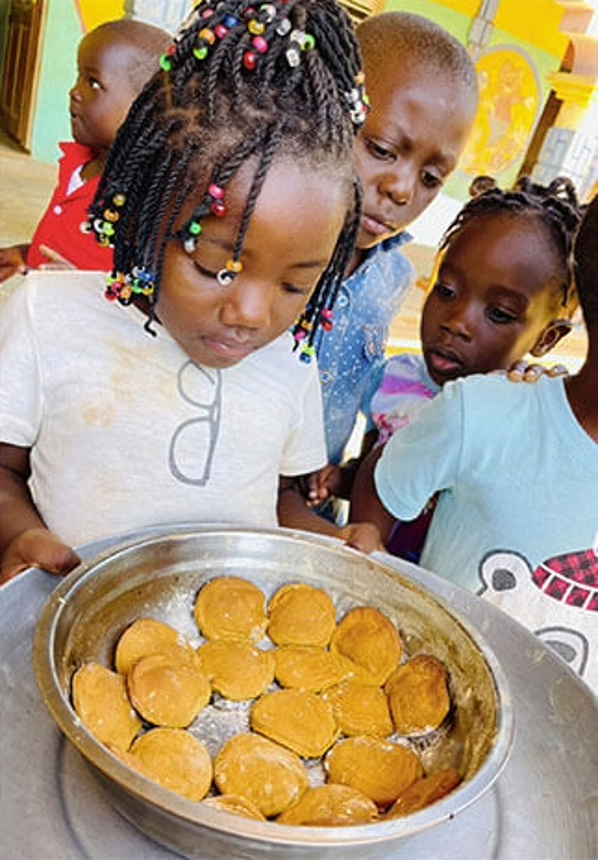 Niños Admirando Meriendas Recientemente Horneadas