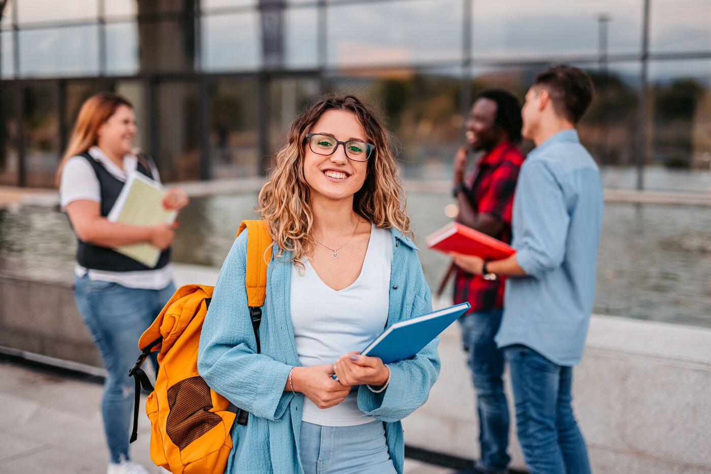 Estudiante Segura al Aire Libre