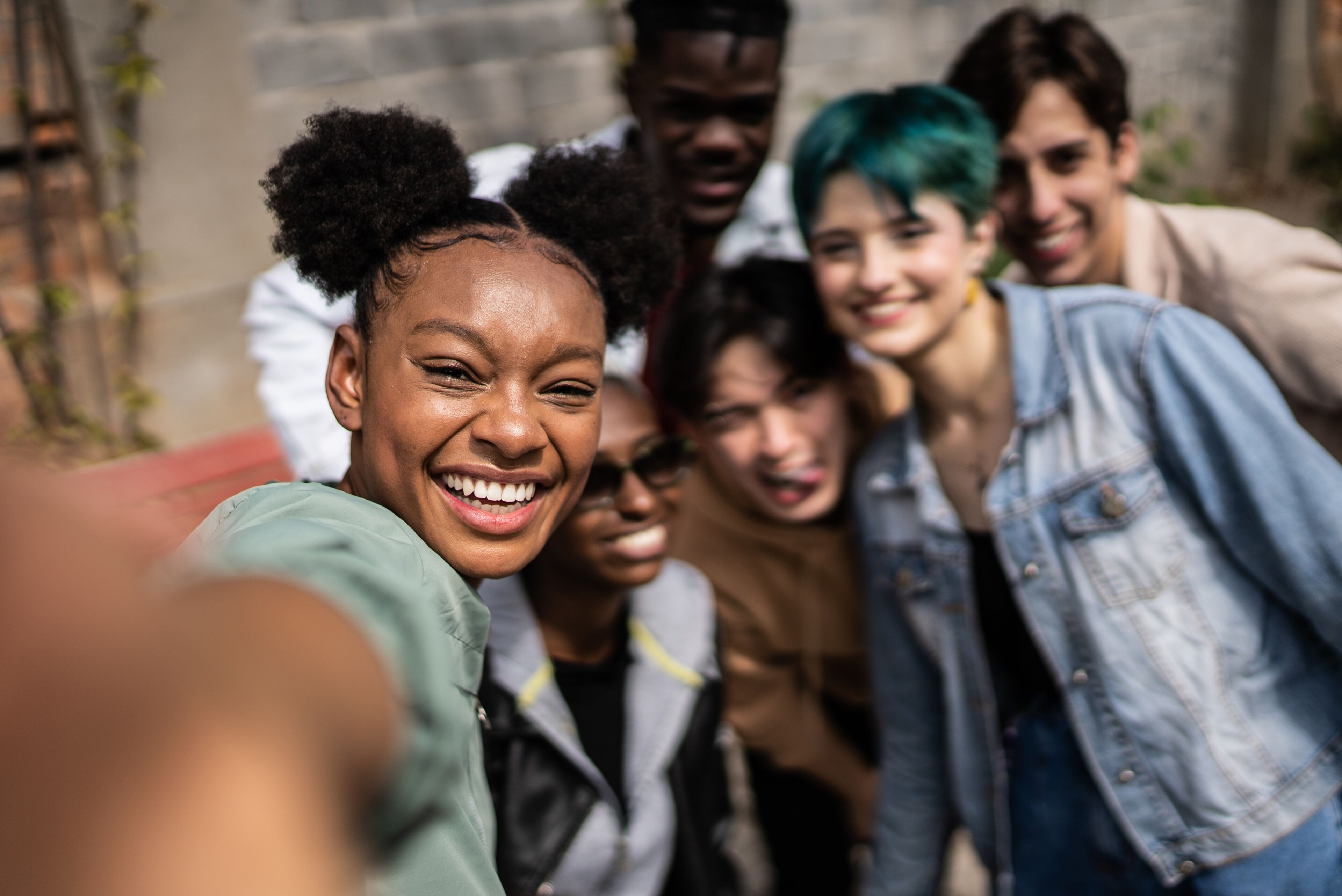 Amigos Diversos Tomando un Selfie