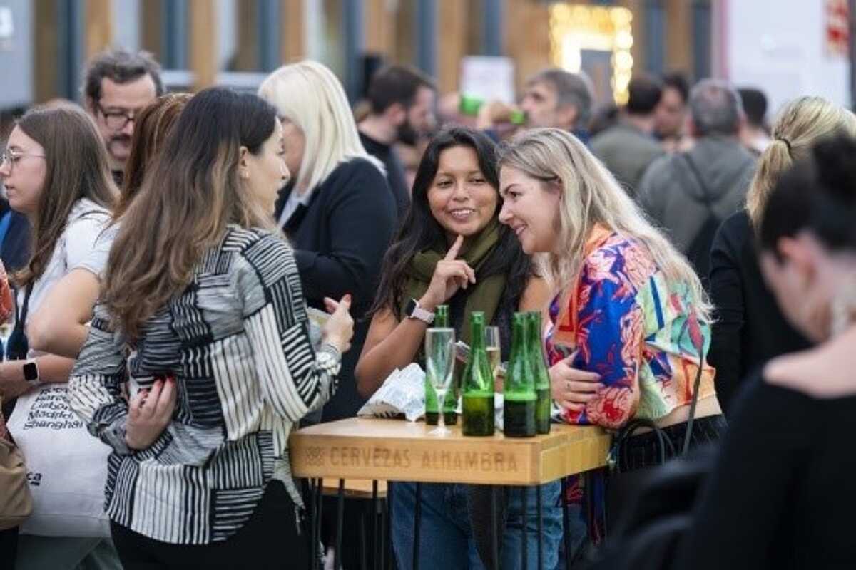  Reunión social con amigos en un evento informal