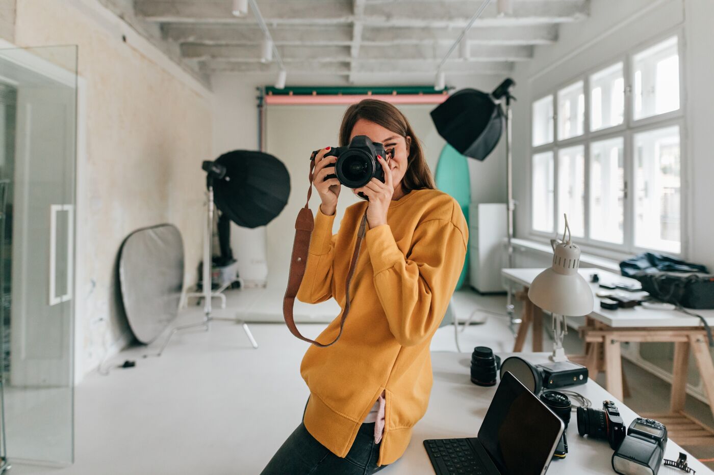 Photographe travaillant dans un studio