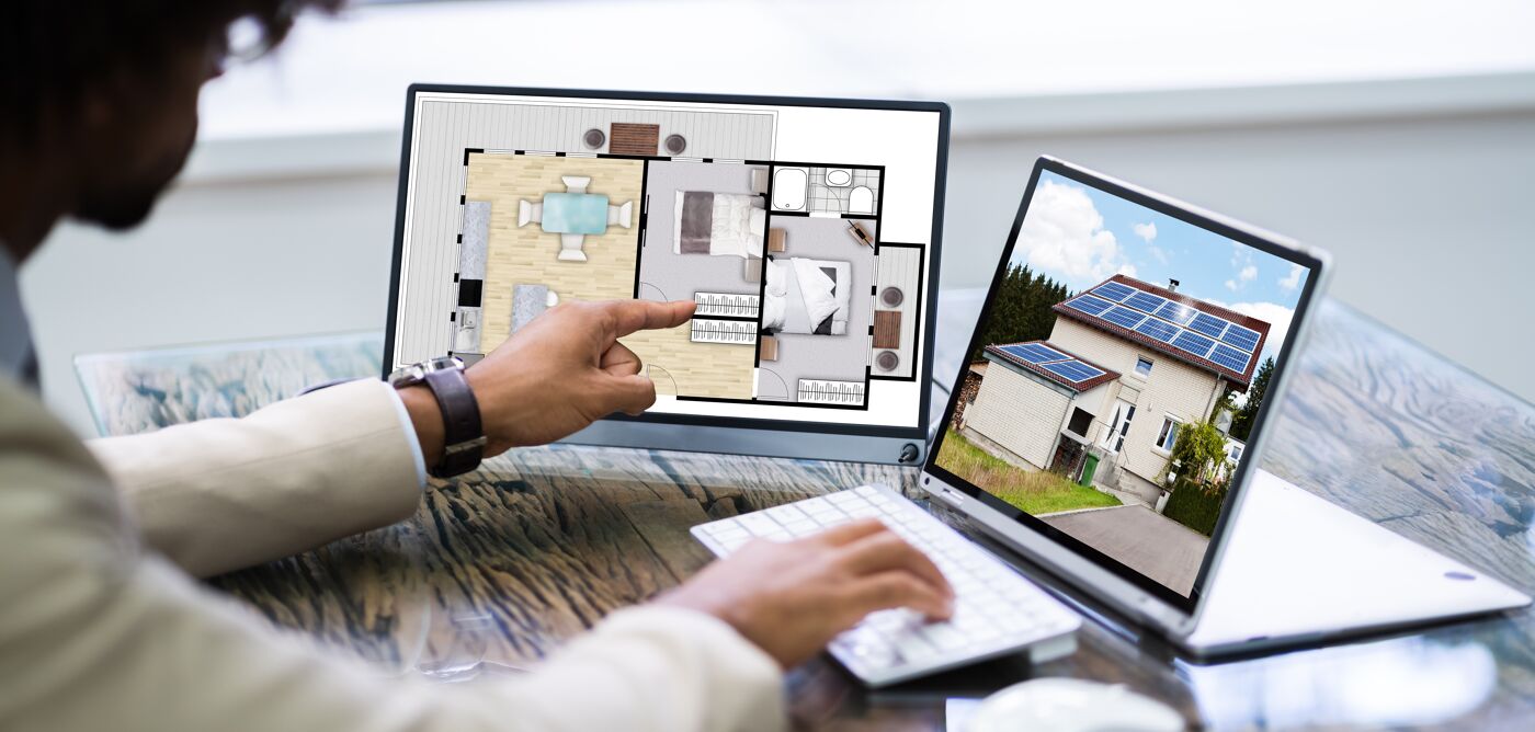 Arquitecto revisando un plano de casa y paneles solares