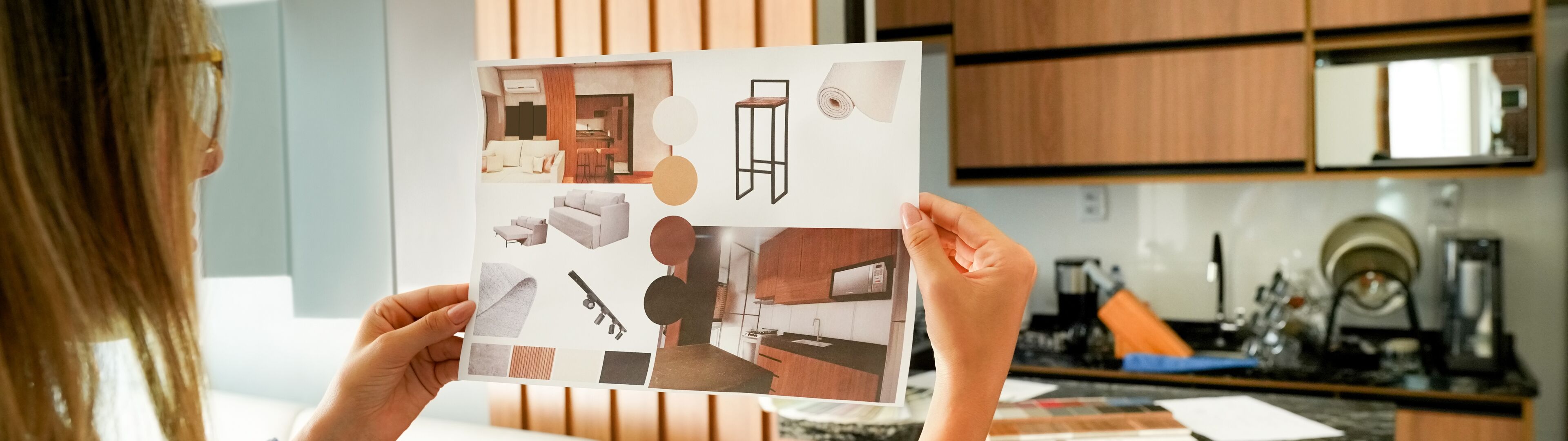 Une personne examine un panneau d'ambiance comprenant divers éléments de design intérieur pour un projet de rénovation domiciliaire.