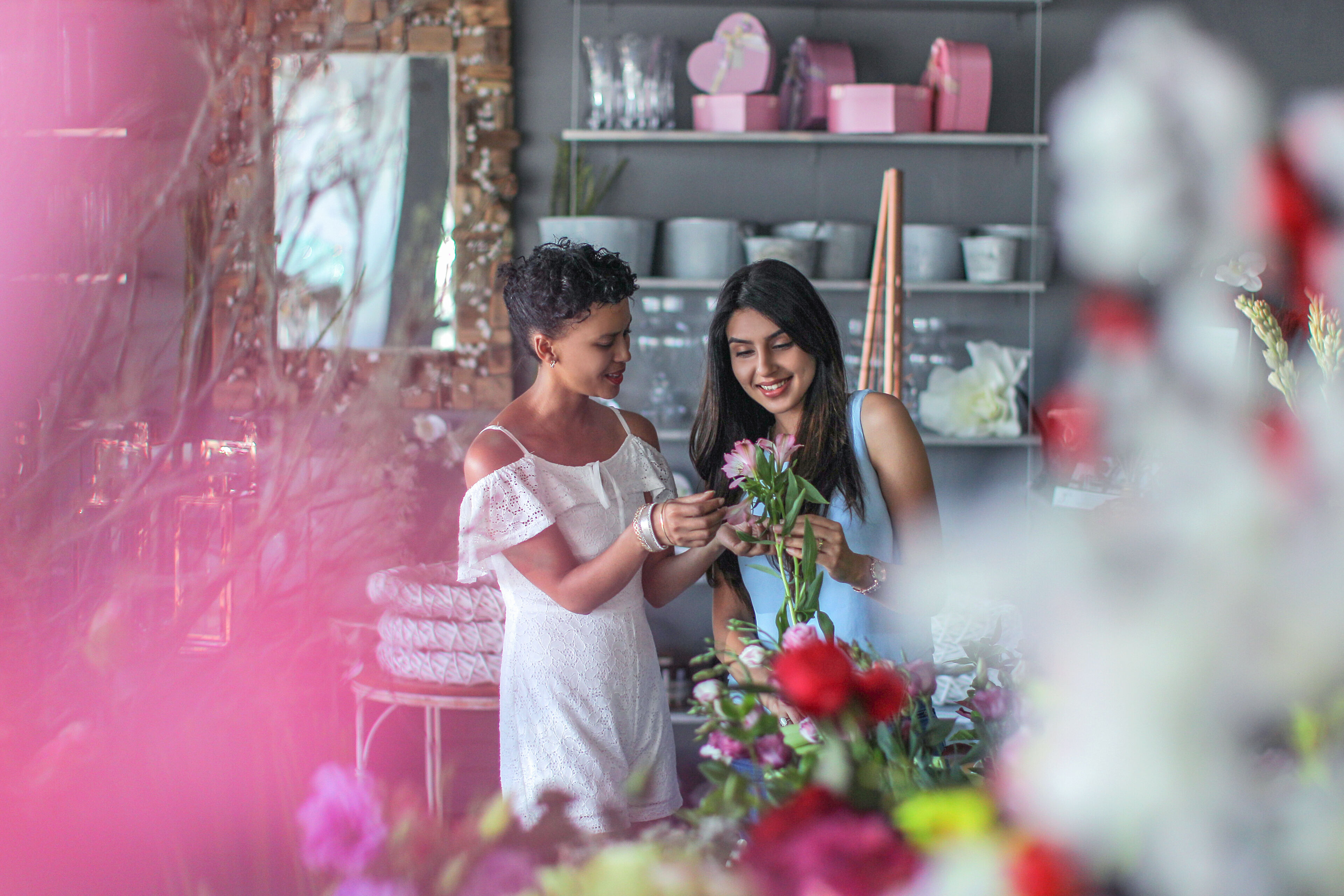 Deux femmes arrangeant des fleurs