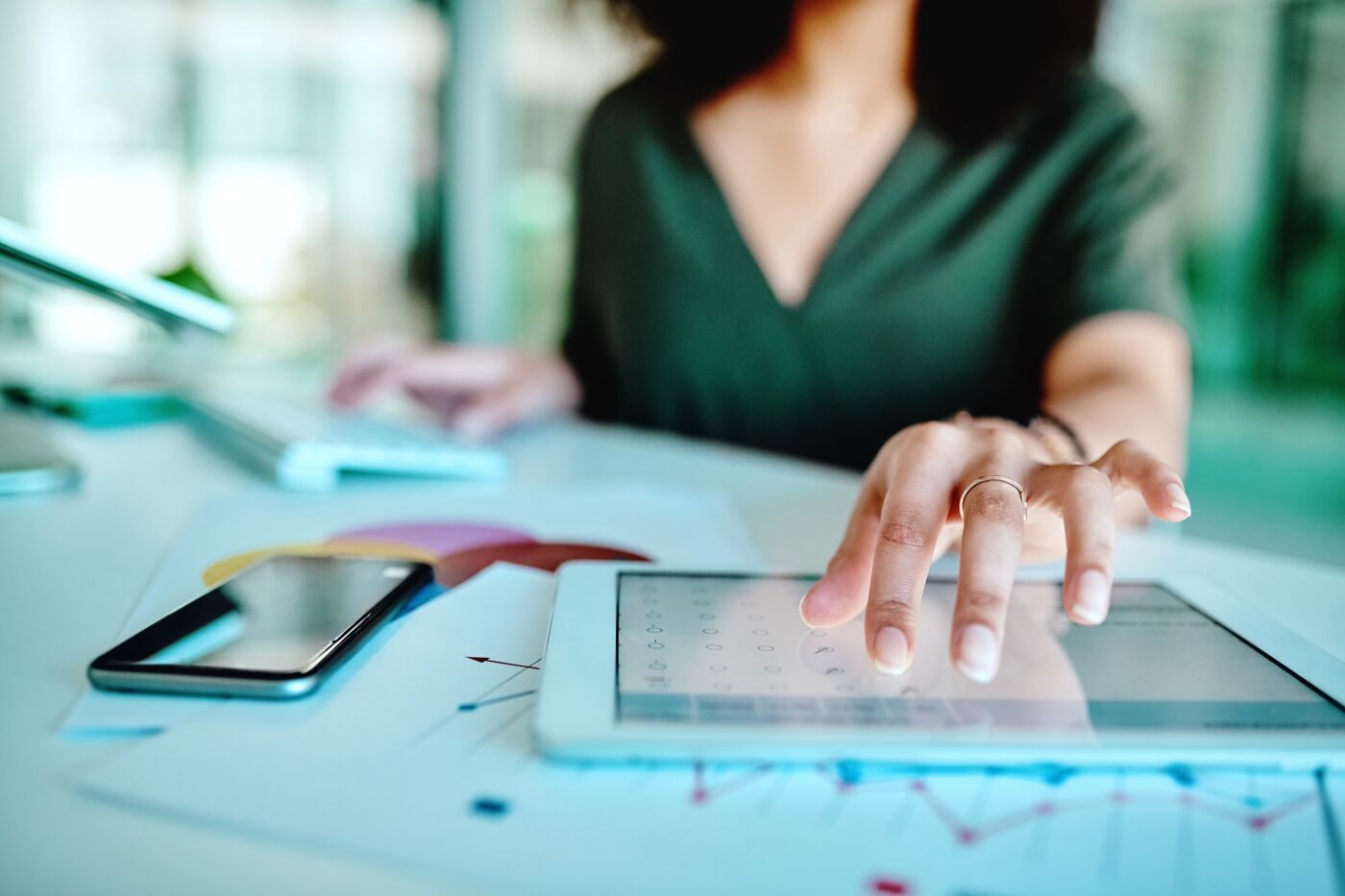 Femme d'affaires utilisant une tablette