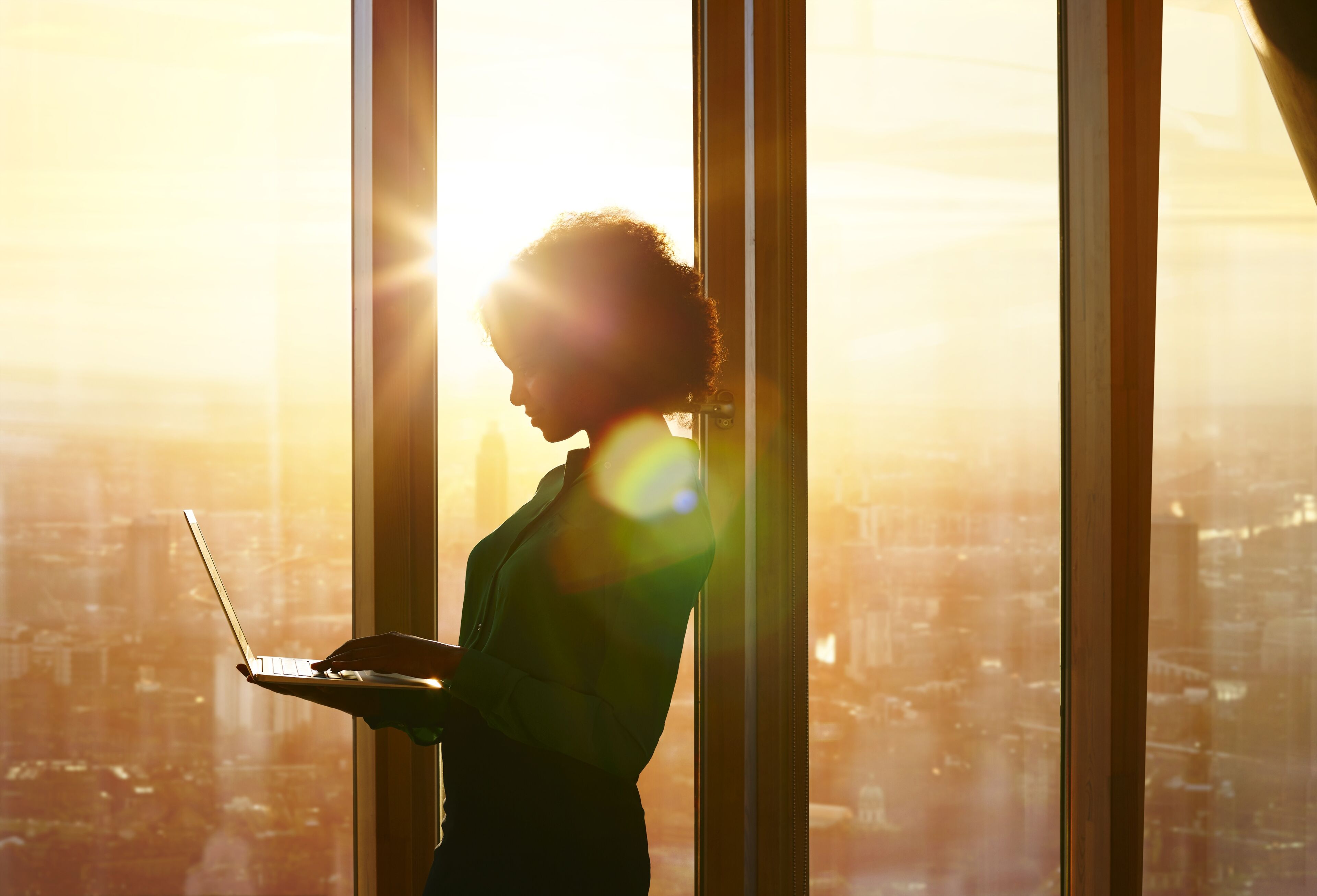 Silhouette d'une femme d'affaires à l'aube