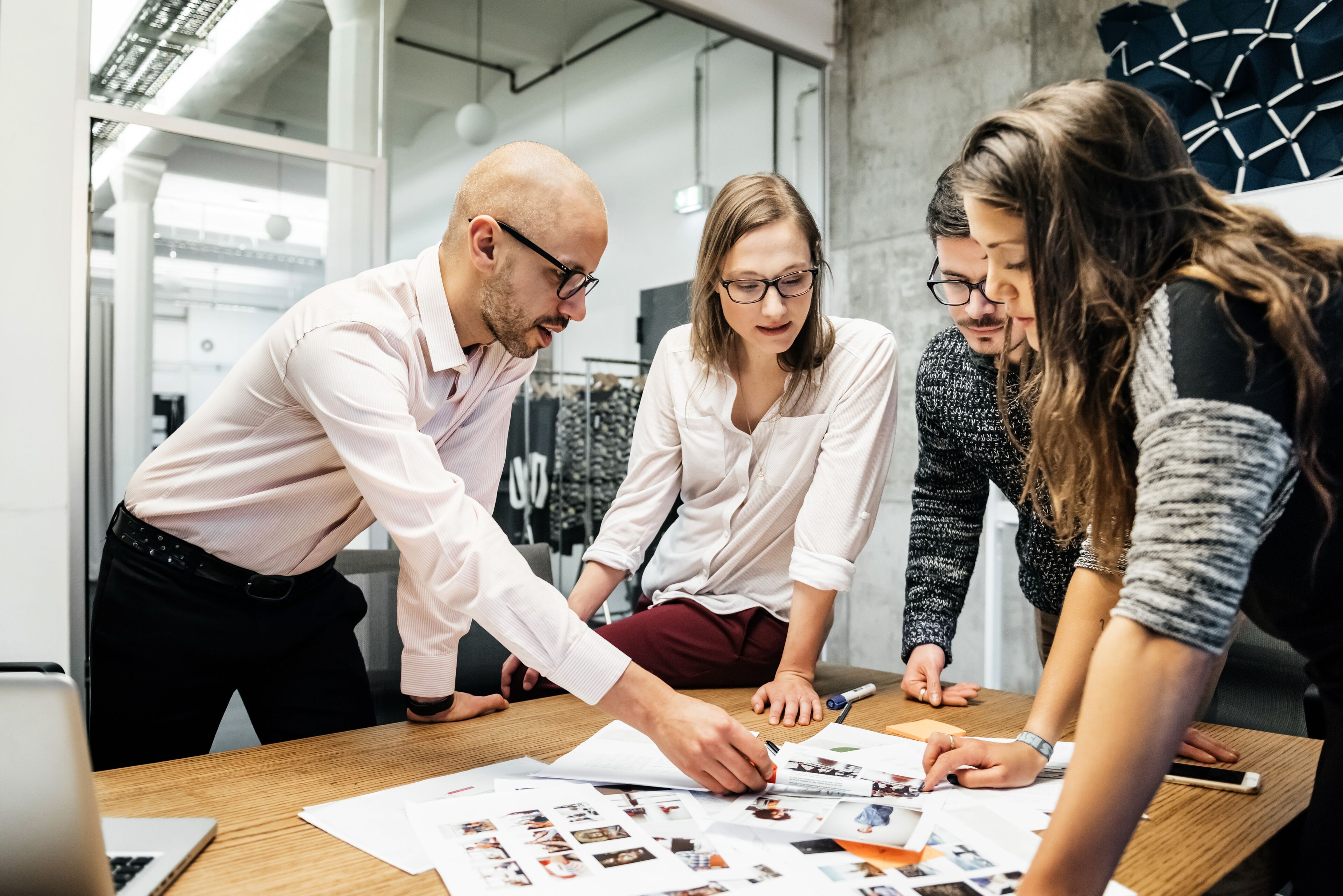 Equipo Analizando Conceptos de Diseño