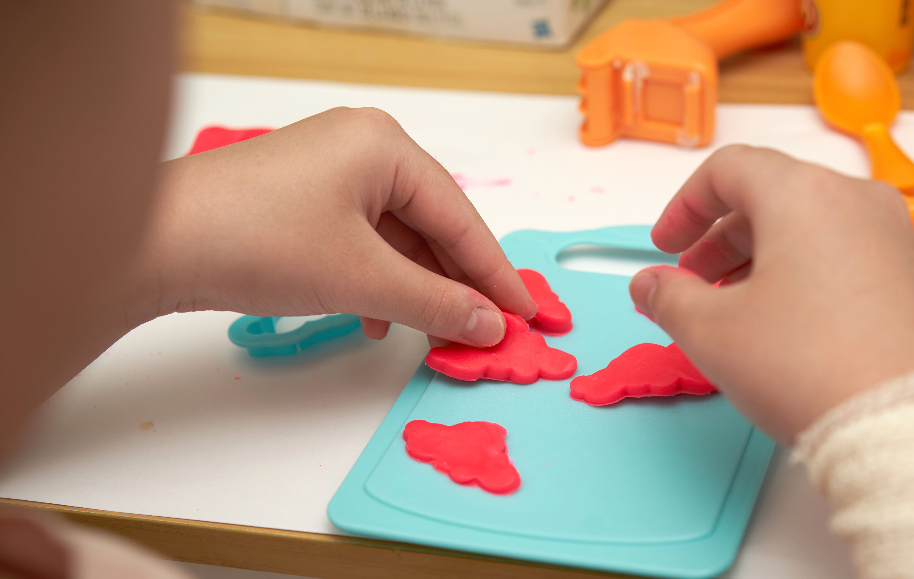 Enfant jouant avec de la pâte à modeler