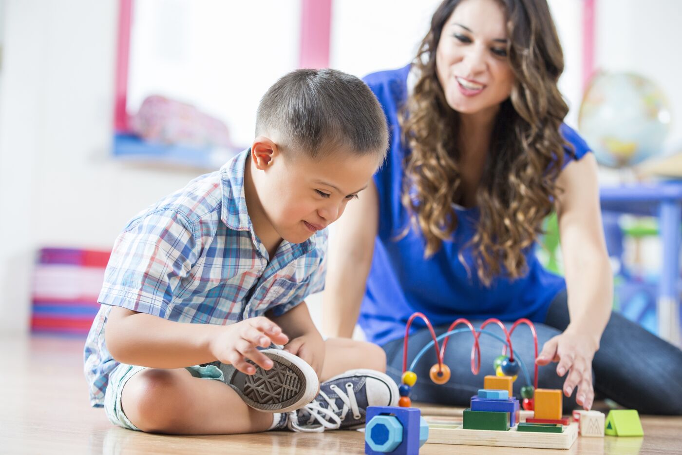 Enfant jouant avec des jouets éducatifs