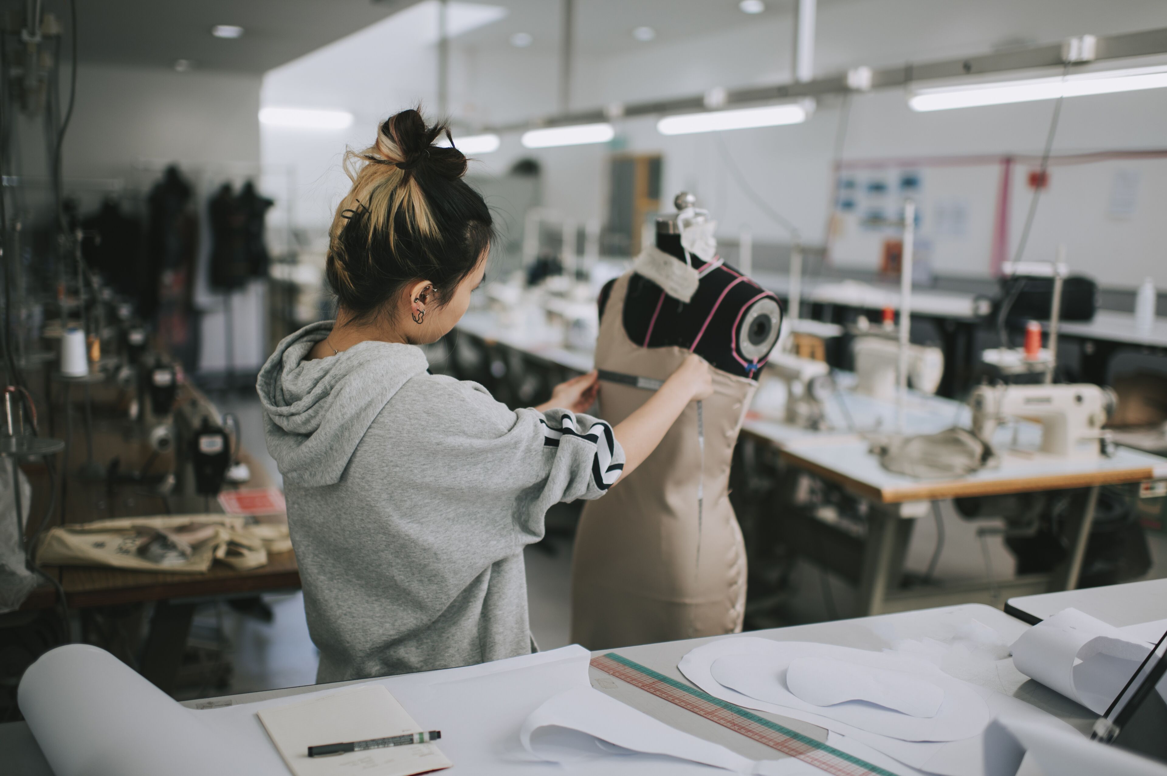 Diseñadora de moda trabajando