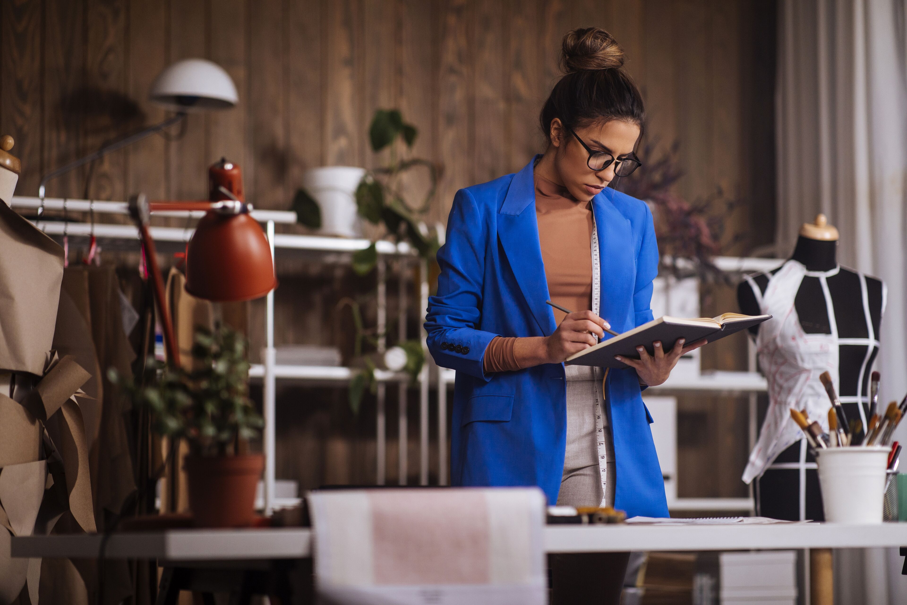 Diseñadora de Modas Trabajando