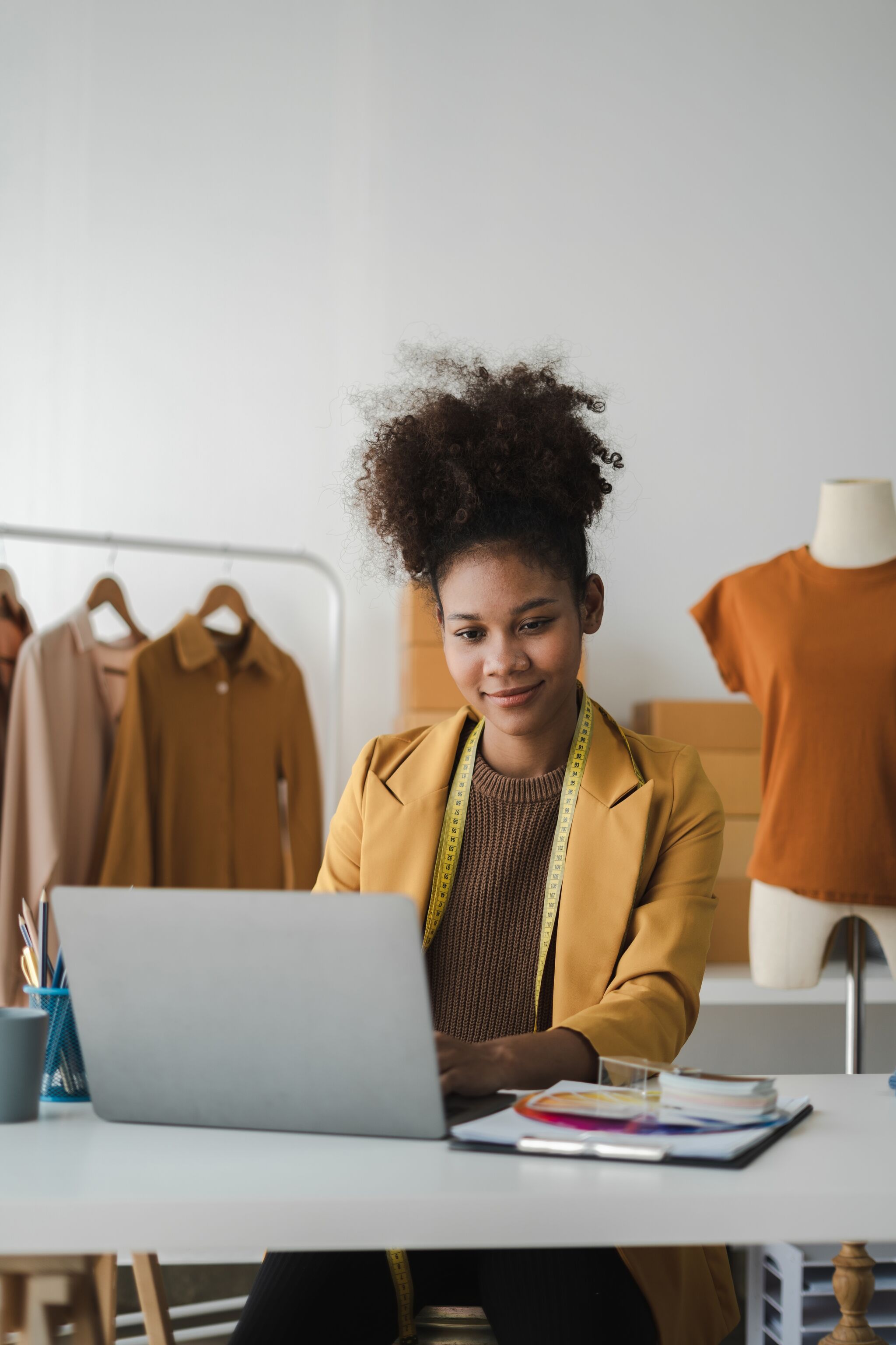 Créatrice de mode au travail