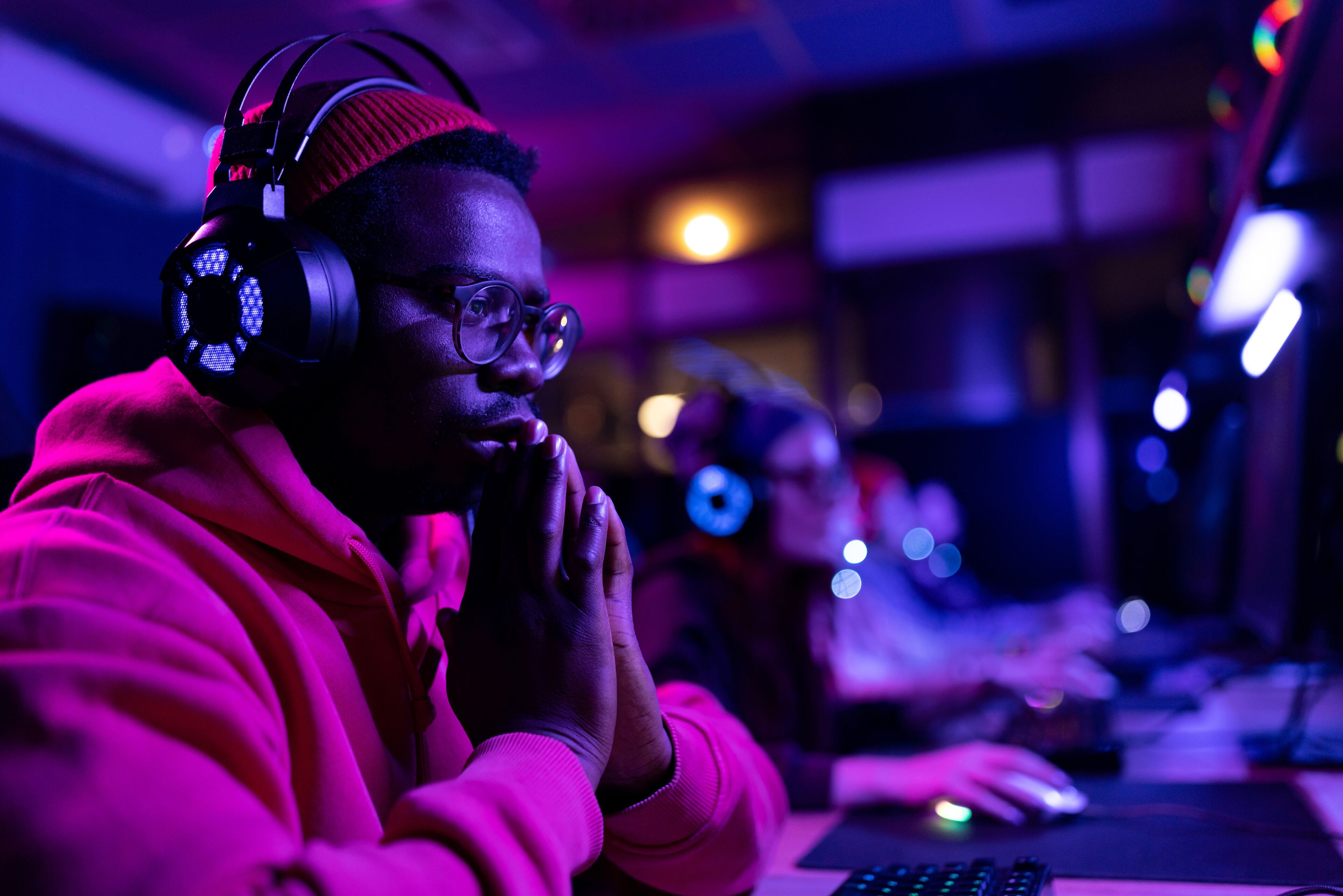 Homme avec un casque à un bureau d'ordinateur