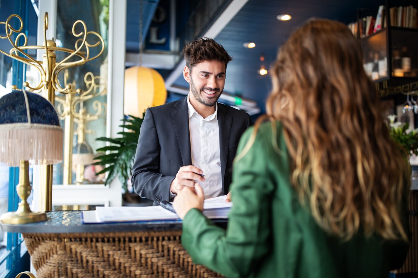 Réunion d'affaires dans un café